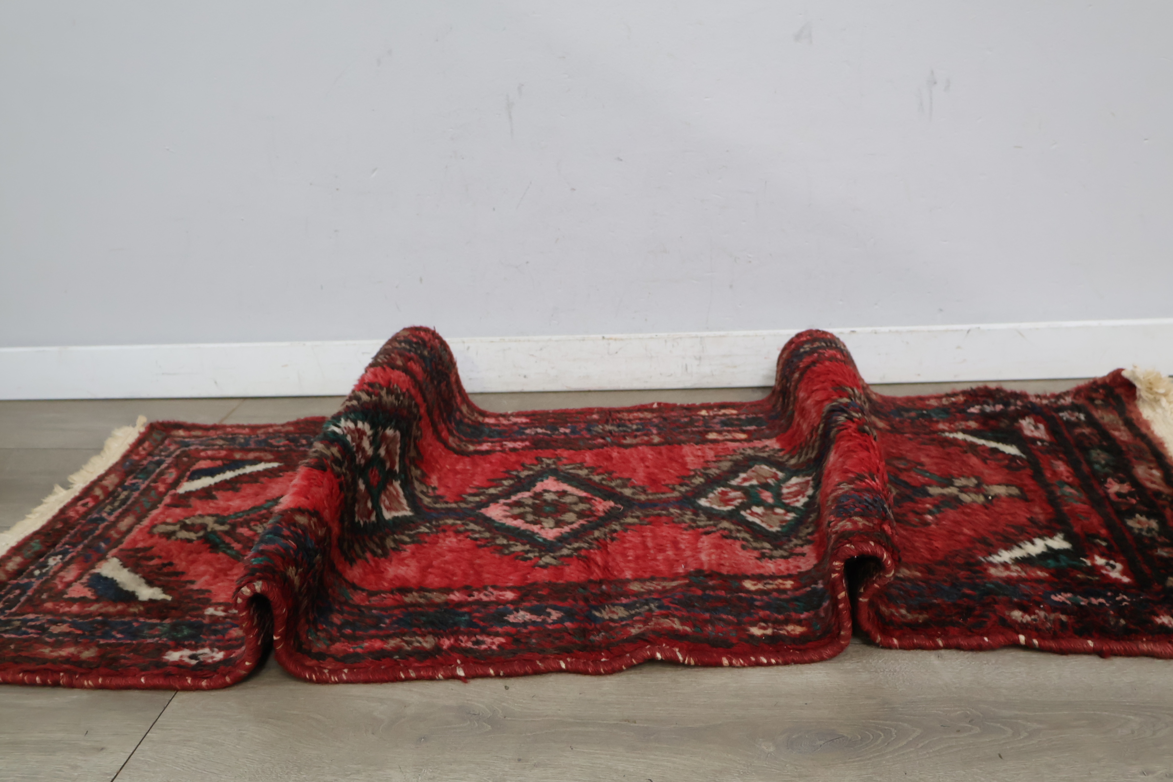 Geborduurd loper tapijt met rood patroon – foto 3 – kavel bij GSD Auctions, Zoeterwoude