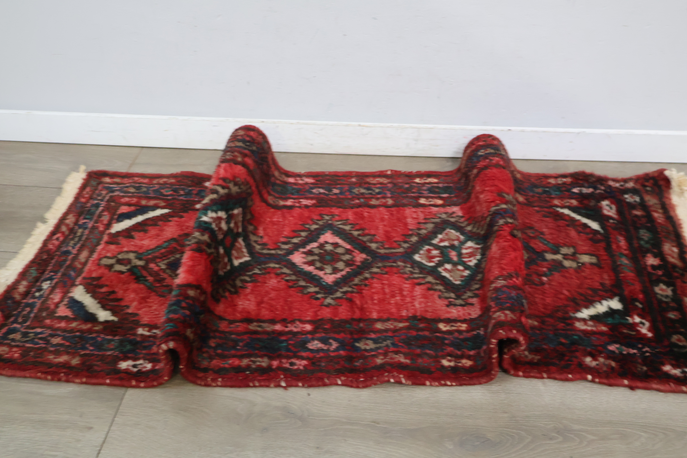 Geborduurd loper tapijt met rood patroon – foto 4 – kavel bij GSD Auctions, Zoeterwoude