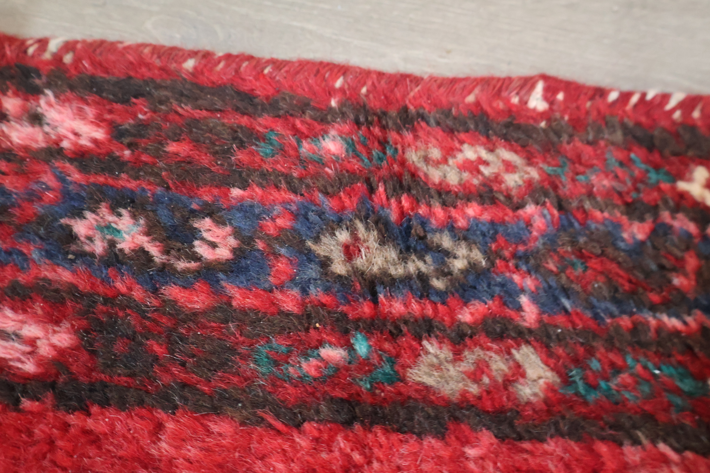 Geborduurd loper tapijt met rood patroon – foto 6 – kavel bij GSD Auctions, Zoeterwoude