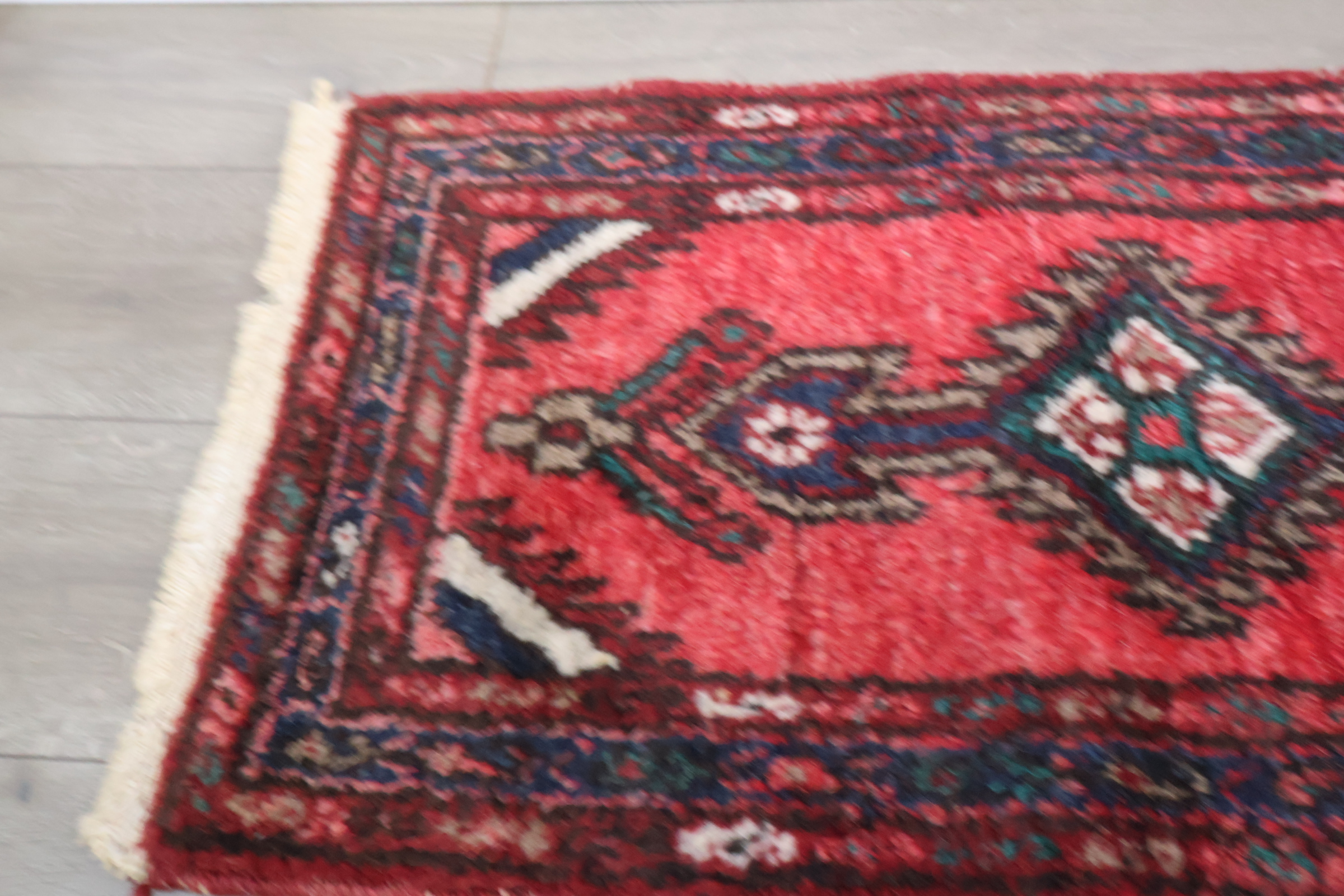 Geborduurd loper tapijt met rood patroon – foto 7 – kavel bij GSD Auctions, Zoeterwoude