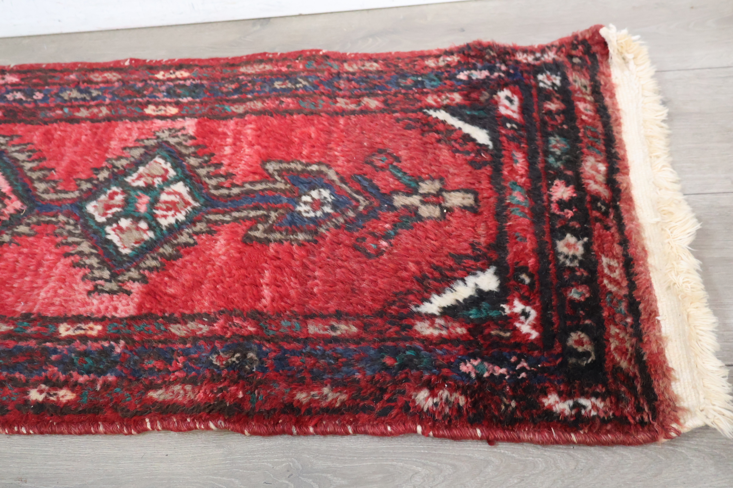 Geborduurd loper tapijt met rood patroon – foto 8 – kavel bij GSD Auctions, Zoeterwoude