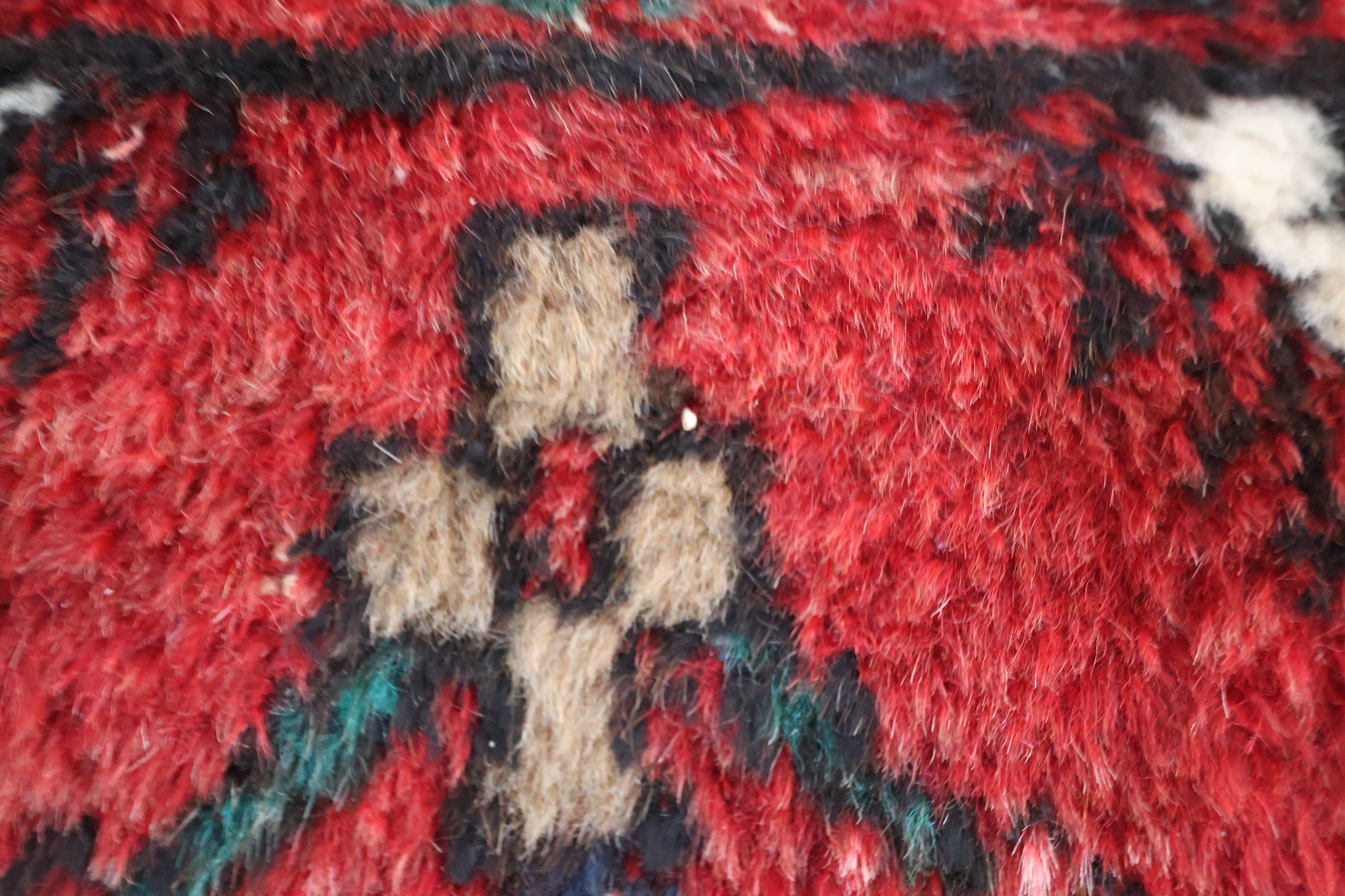 Geborduurd loper tapijt met rood patroon – foto 9 – kavel bij GSD Auctions, Zoeterwoude