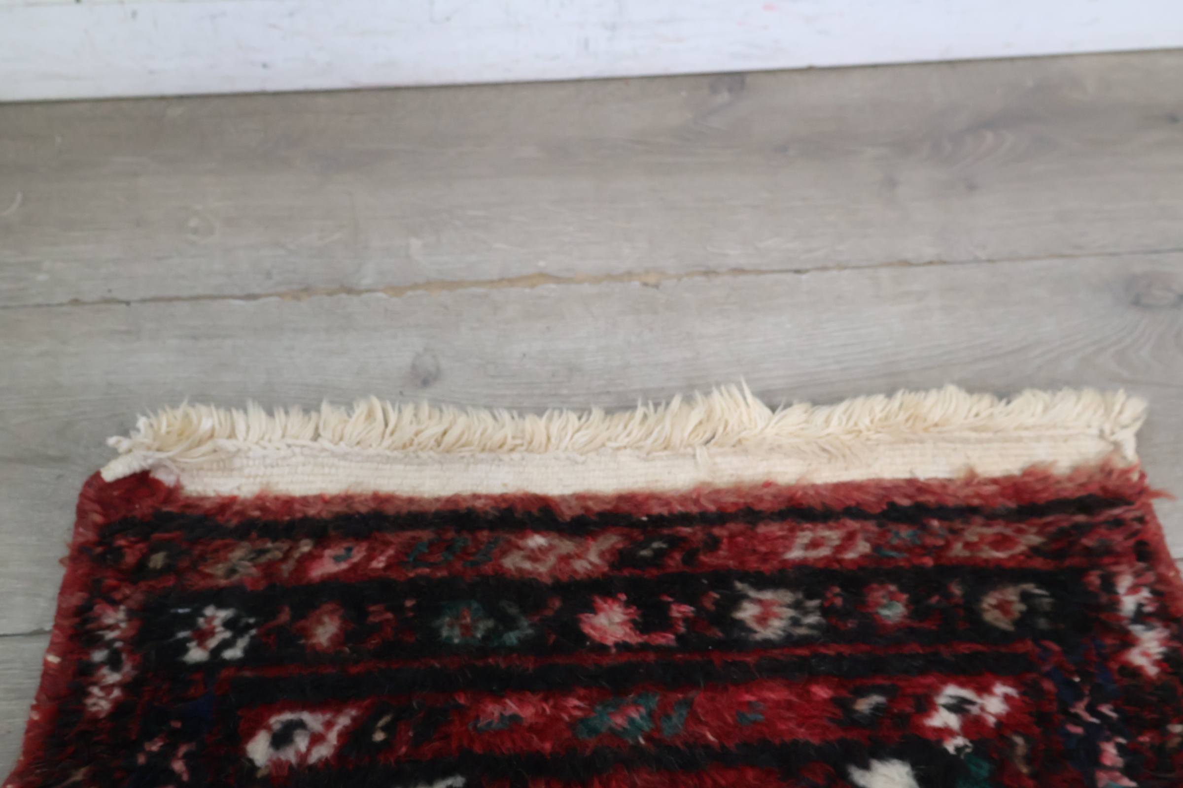 Geborduurd loper tapijt met rood patroon – foto 10 – kavel bij GSD Auctions, Zoeterwoude