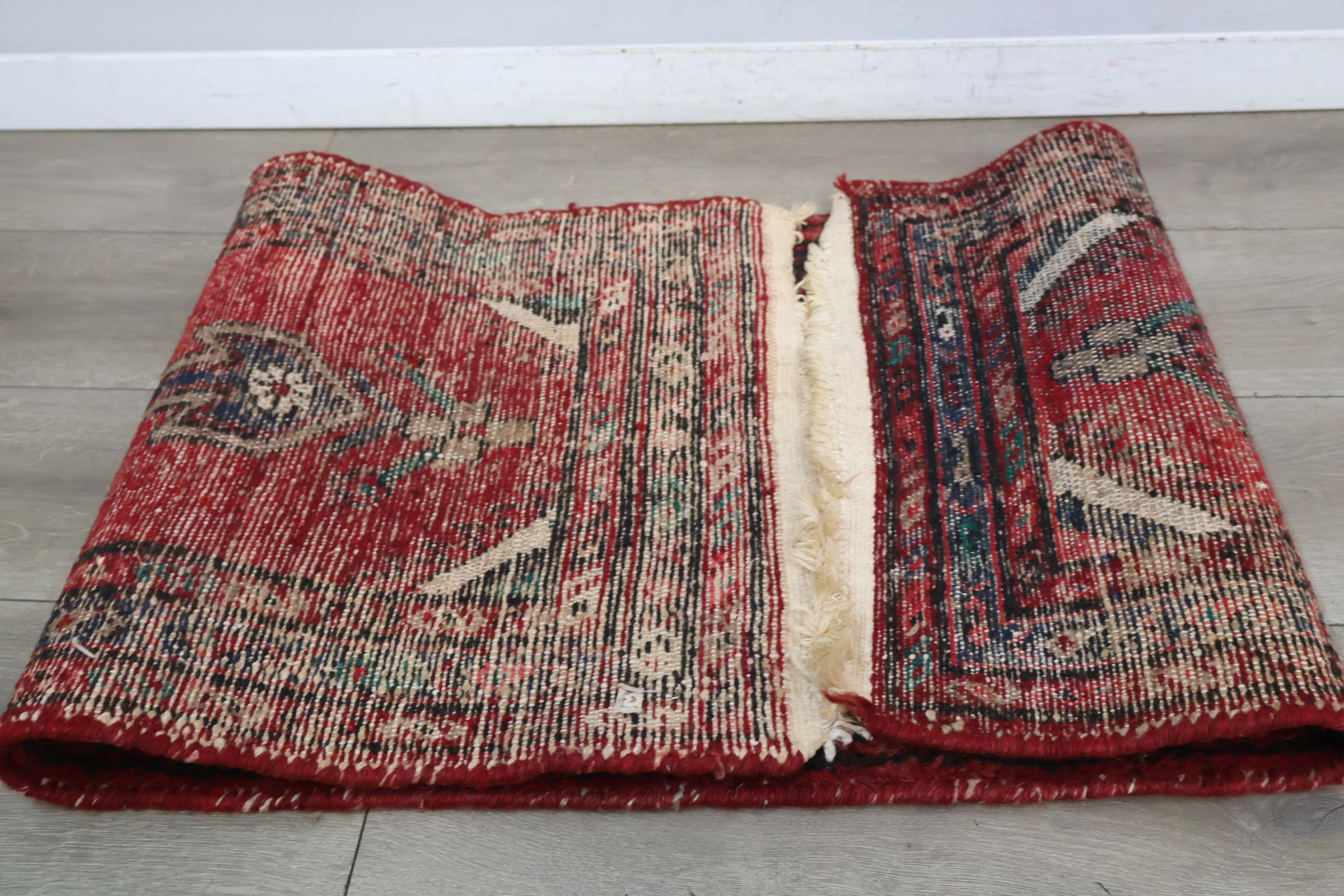 Geborduurd loper tapijt met rood patroon – foto 11 – kavel bij GSD Auctions, Zoeterwoude