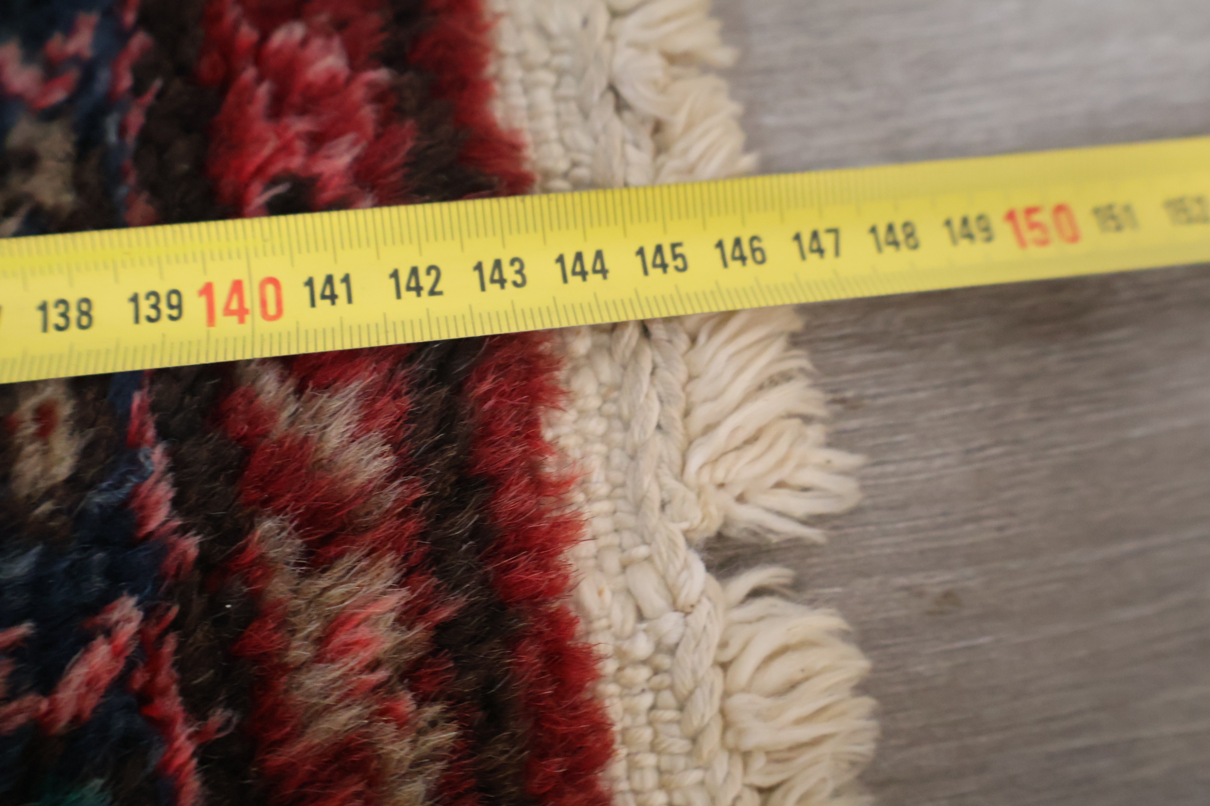 Geborduurd loper tapijt met rood patroon – foto 15 – kavel bij GSD Auctions, Zoeterwoude