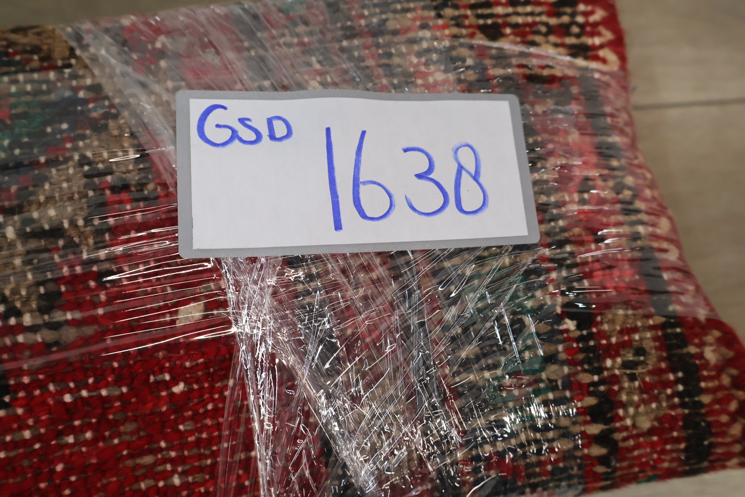 Geborduurd loper tapijt met rood patroon – foto 16 – kavel bij GSD Auctions, Zoeterwoude