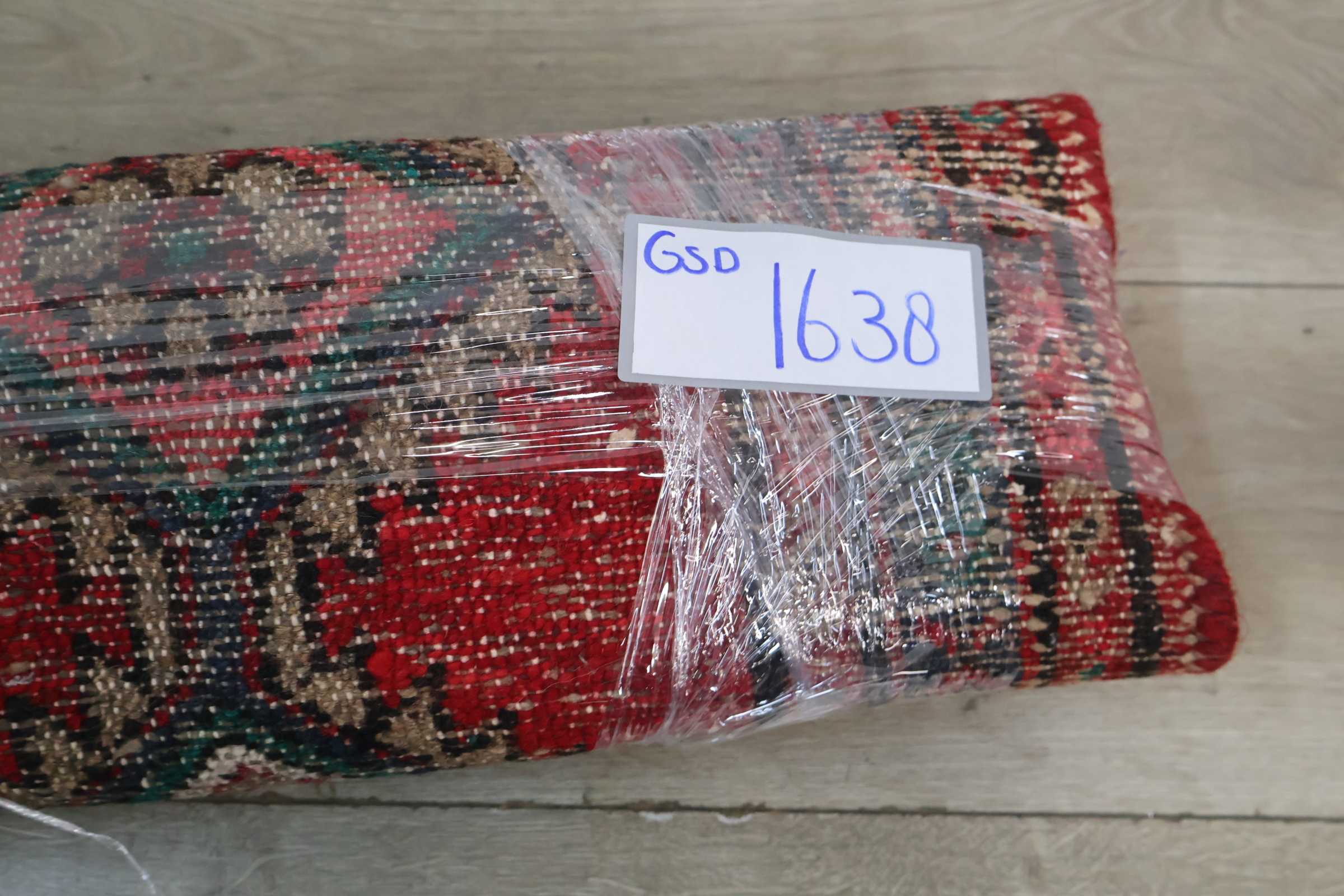 Geborduurd loper tapijt met rood patroon – foto 17 – kavel bij GSD Auctions, Zoeterwoude