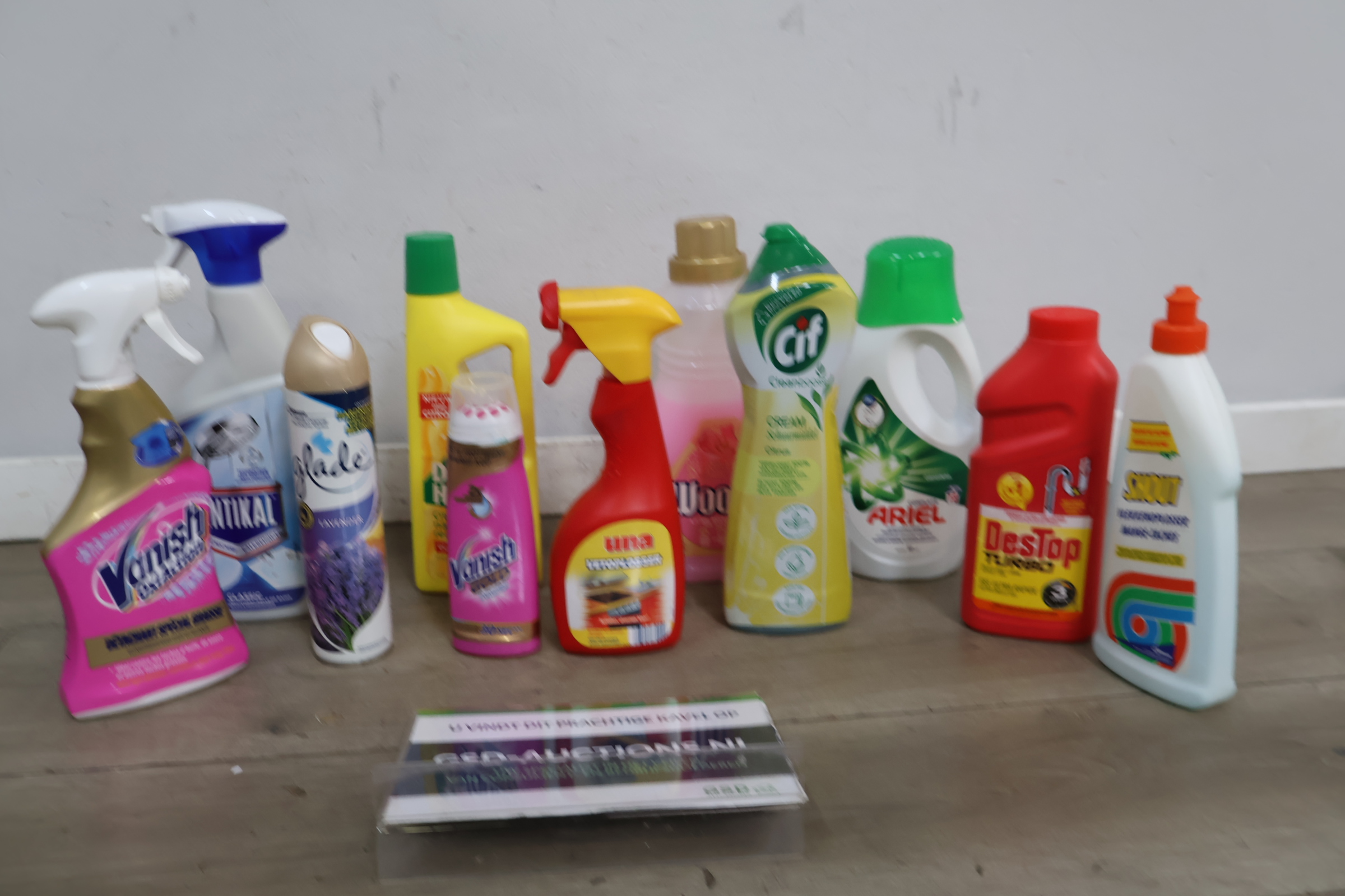 Diverse schoonmaakmiddelen en huishoudproducten – foto 2 – kavel bij GSD Auctions, Zoeterwoude