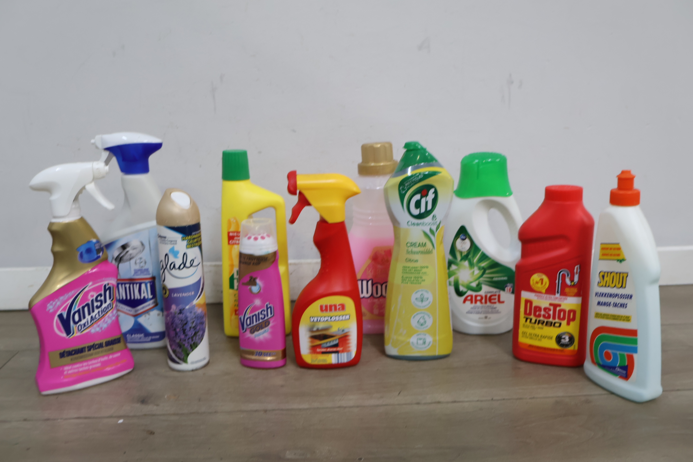 Diverse schoonmaakmiddelen en huishoudproducten – foto 3 – kavel bij GSD Auctions, Zoeterwoude
