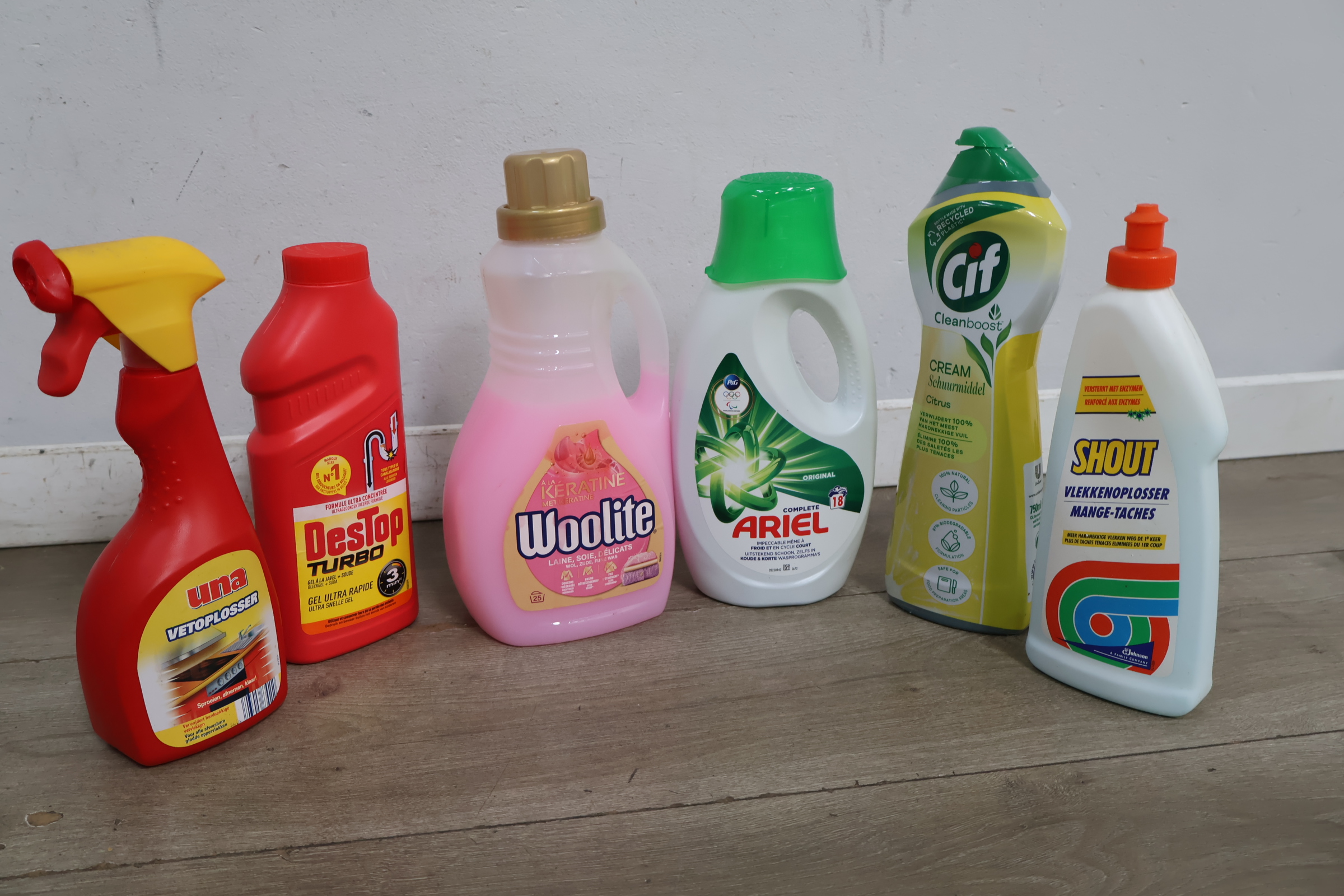 Diverse schoonmaakmiddelen en huishoudproducten – foto 7 – kavel bij GSD Auctions, Zoeterwoude