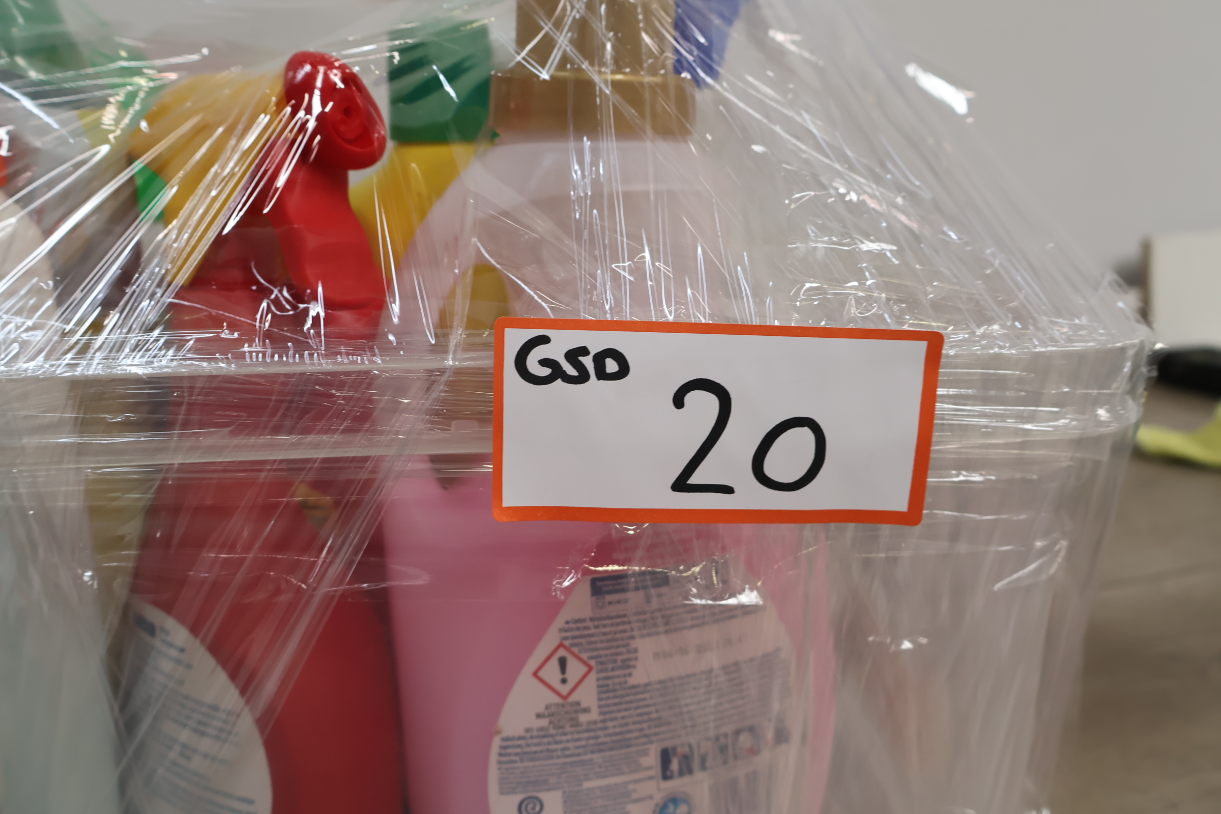 Diverse schoonmaakmiddelen en huishoudproducten – foto 9 – kavel bij GSD Auctions, Zoeterwoude