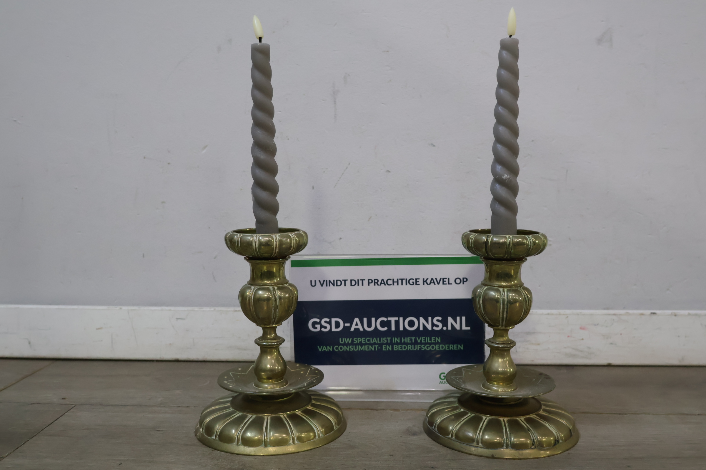 Set koperen kandelaars met grijze spiraalkaarsen – foto 2 – kavel bij GSD Auctions, Zoeterwoude