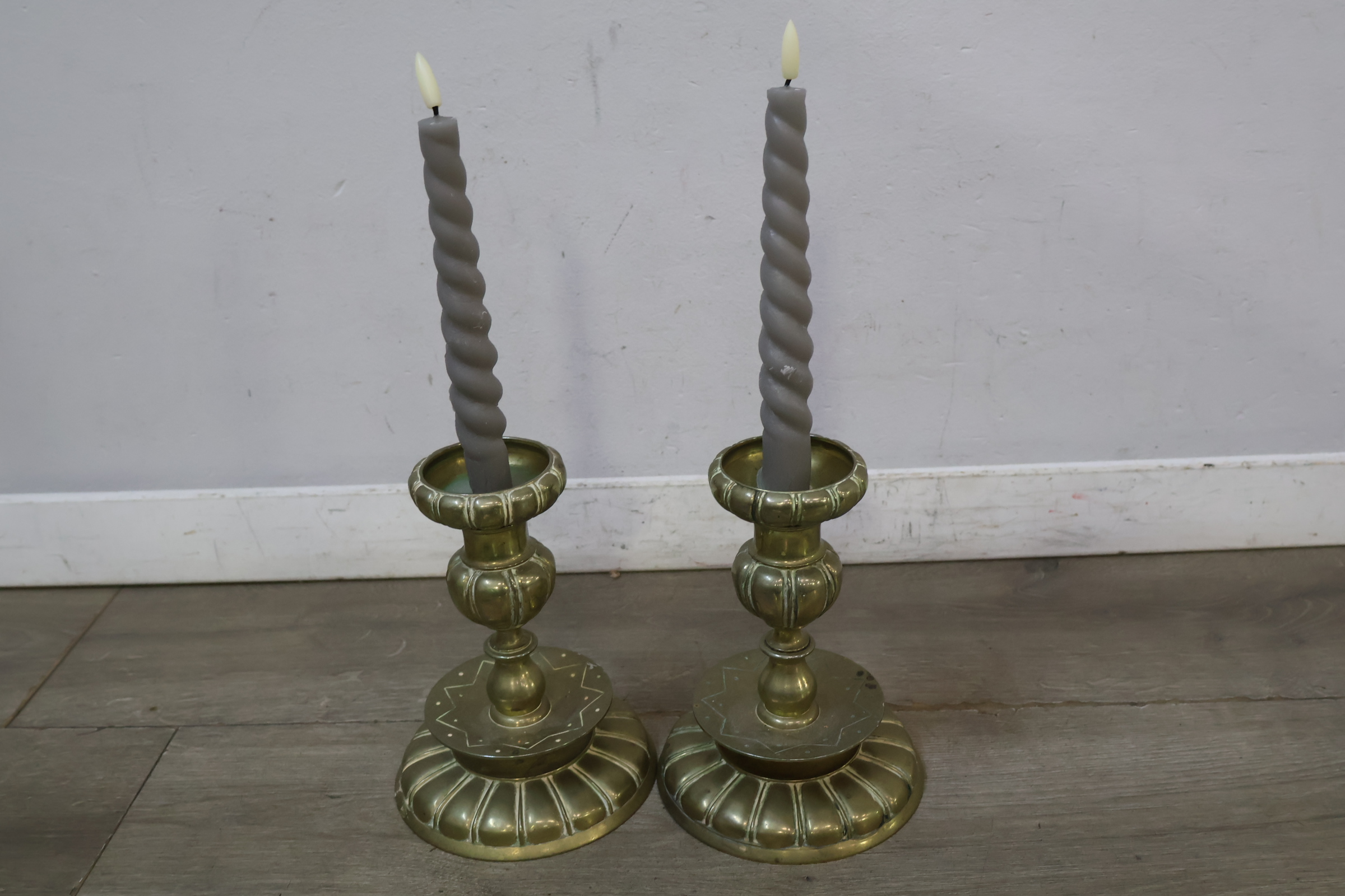 Set koperen kandelaars met grijze spiraalkaarsen – foto 3 – kavel bij GSD Auctions, Zoeterwoude