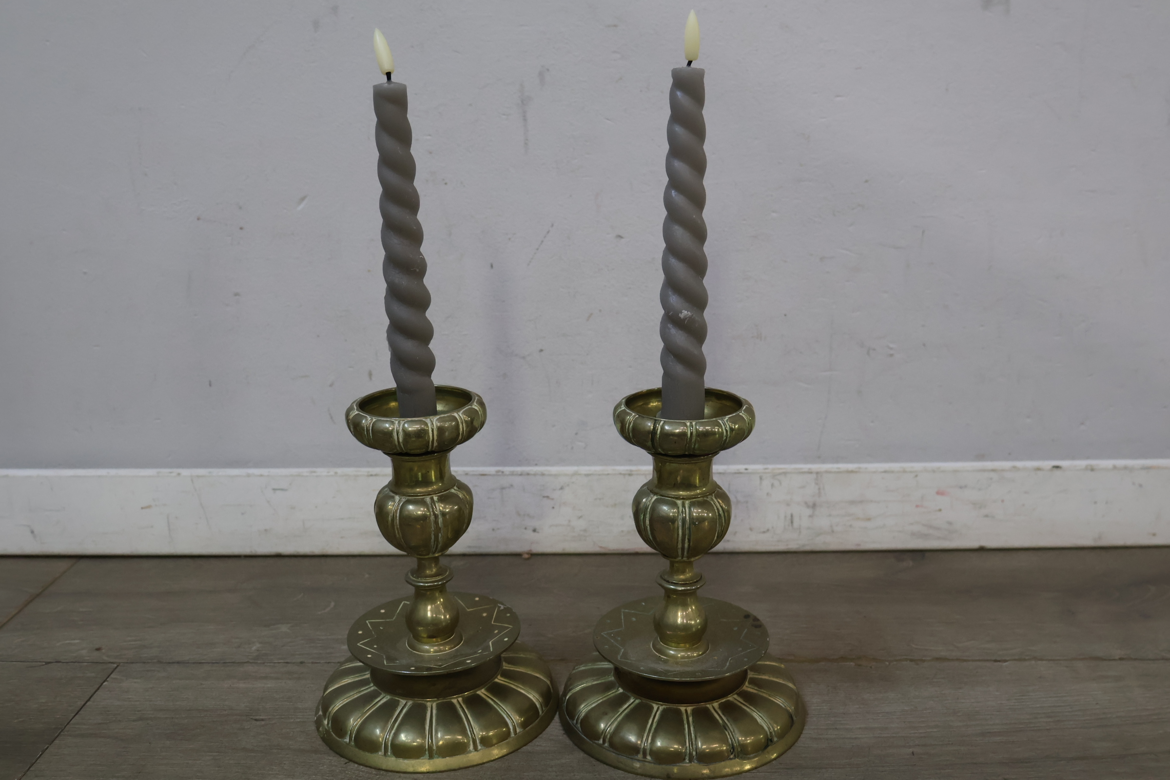 Set koperen kandelaars met grijze spiraalkaarsen – foto 4 – kavel bij GSD Auctions, Zoeterwoude