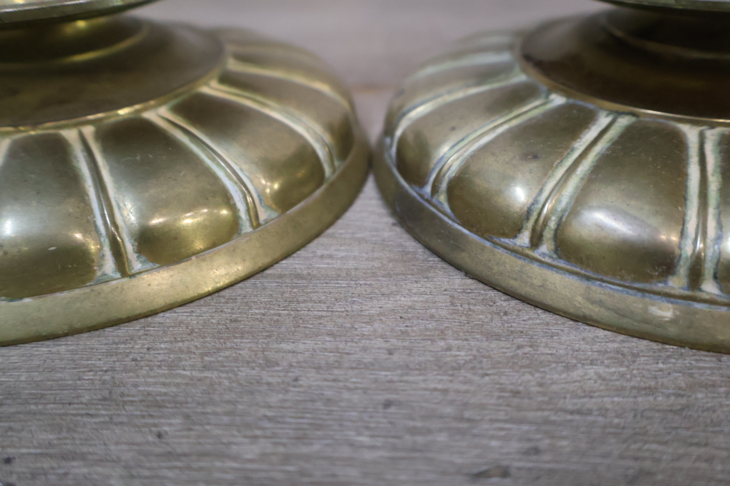 Set koperen kandelaars met grijze spiraalkaarsen – foto 5 – kavel bij GSD Auctions, Zoeterwoude