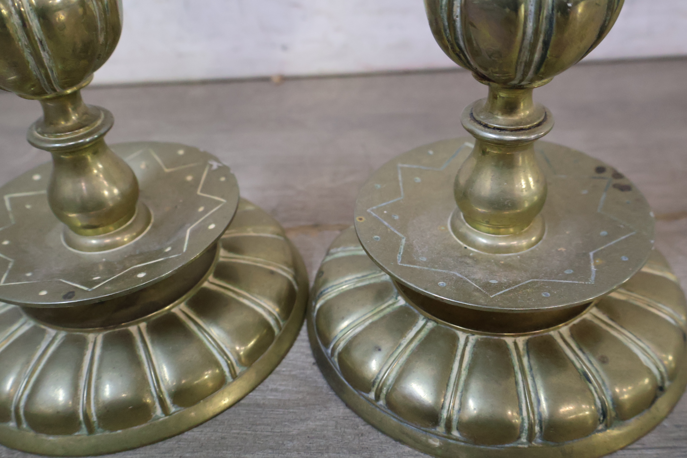 Set koperen kandelaars met grijze spiraalkaarsen – foto 6 – kavel bij GSD Auctions, Zoeterwoude