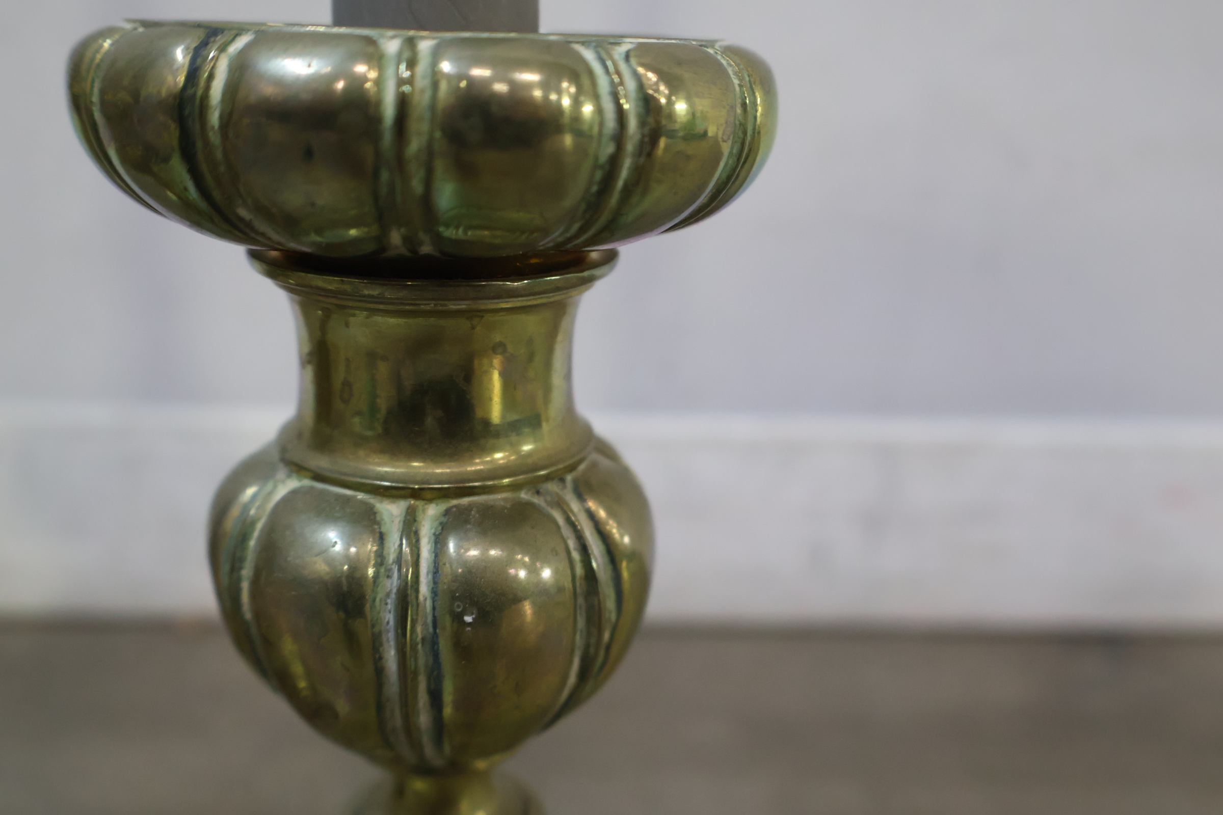 Set koperen kandelaars met grijze spiraalkaarsen – foto 7 – kavel bij GSD Auctions, Zoeterwoude