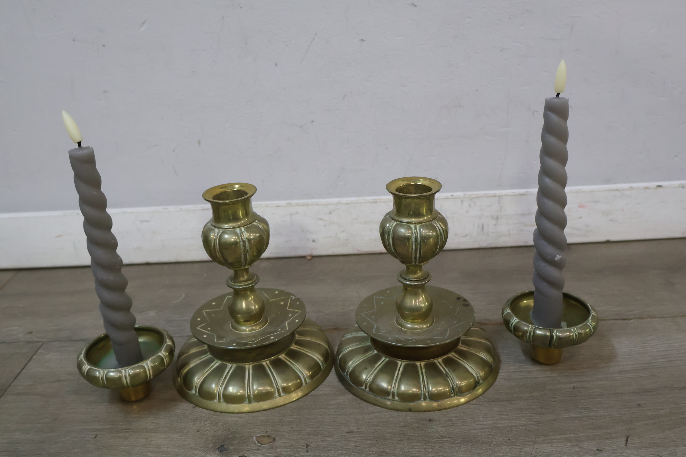 Set koperen kandelaars met grijze spiraalkaarsen – foto 9 – kavel bij GSD Auctions, Zoeterwoude