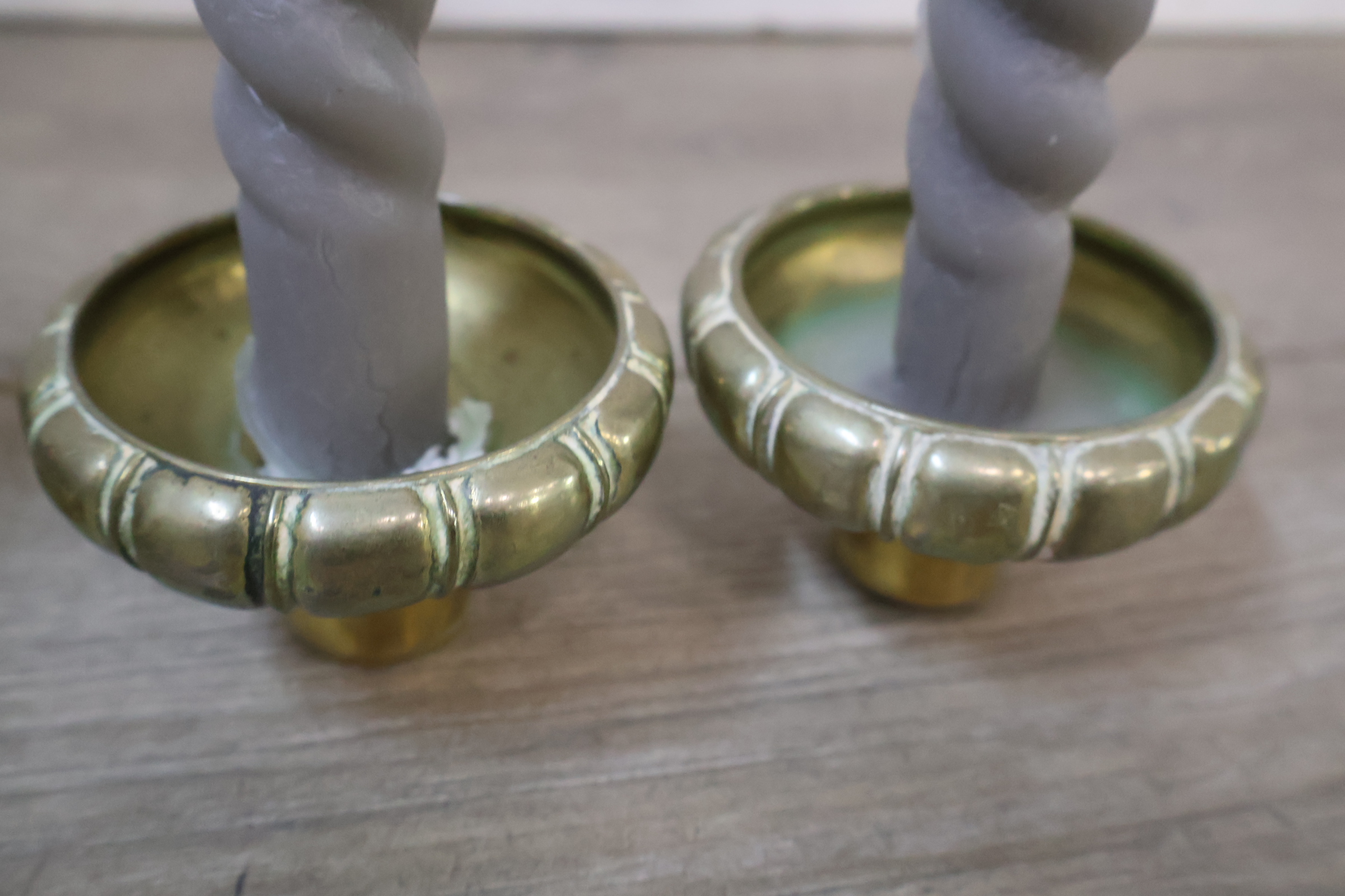 Set koperen kandelaars met grijze spiraalkaarsen – foto 10 – kavel bij GSD Auctions, Zoeterwoude