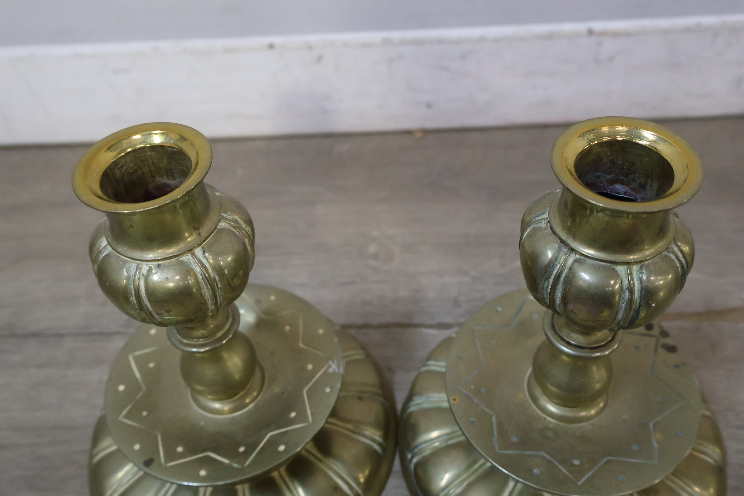Set koperen kandelaars met grijze spiraalkaarsen – foto 12 – kavel bij GSD Auctions, Zoeterwoude