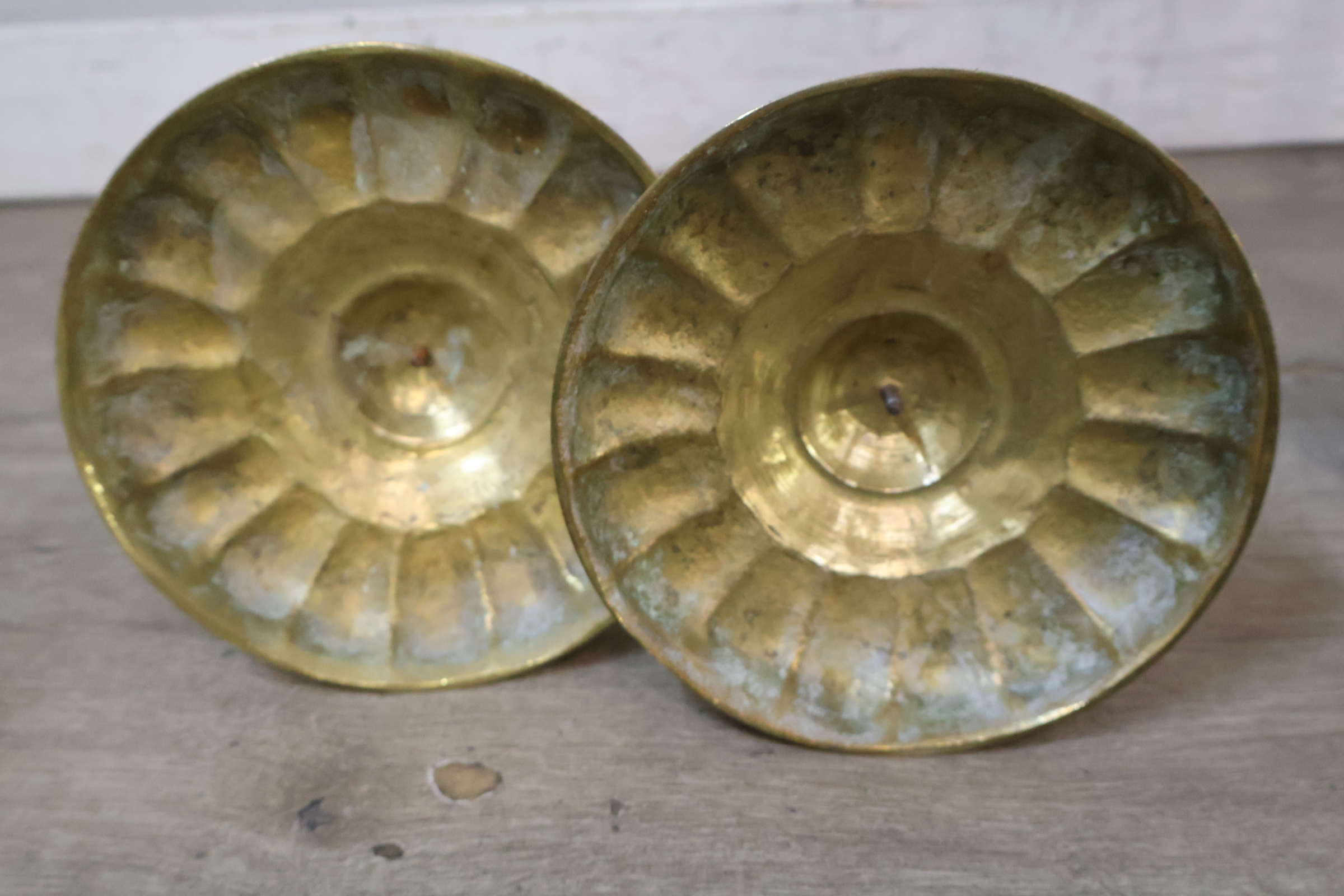 Set koperen kandelaars met grijze spiraalkaarsen – foto 13 – kavel bij GSD Auctions, Zoeterwoude