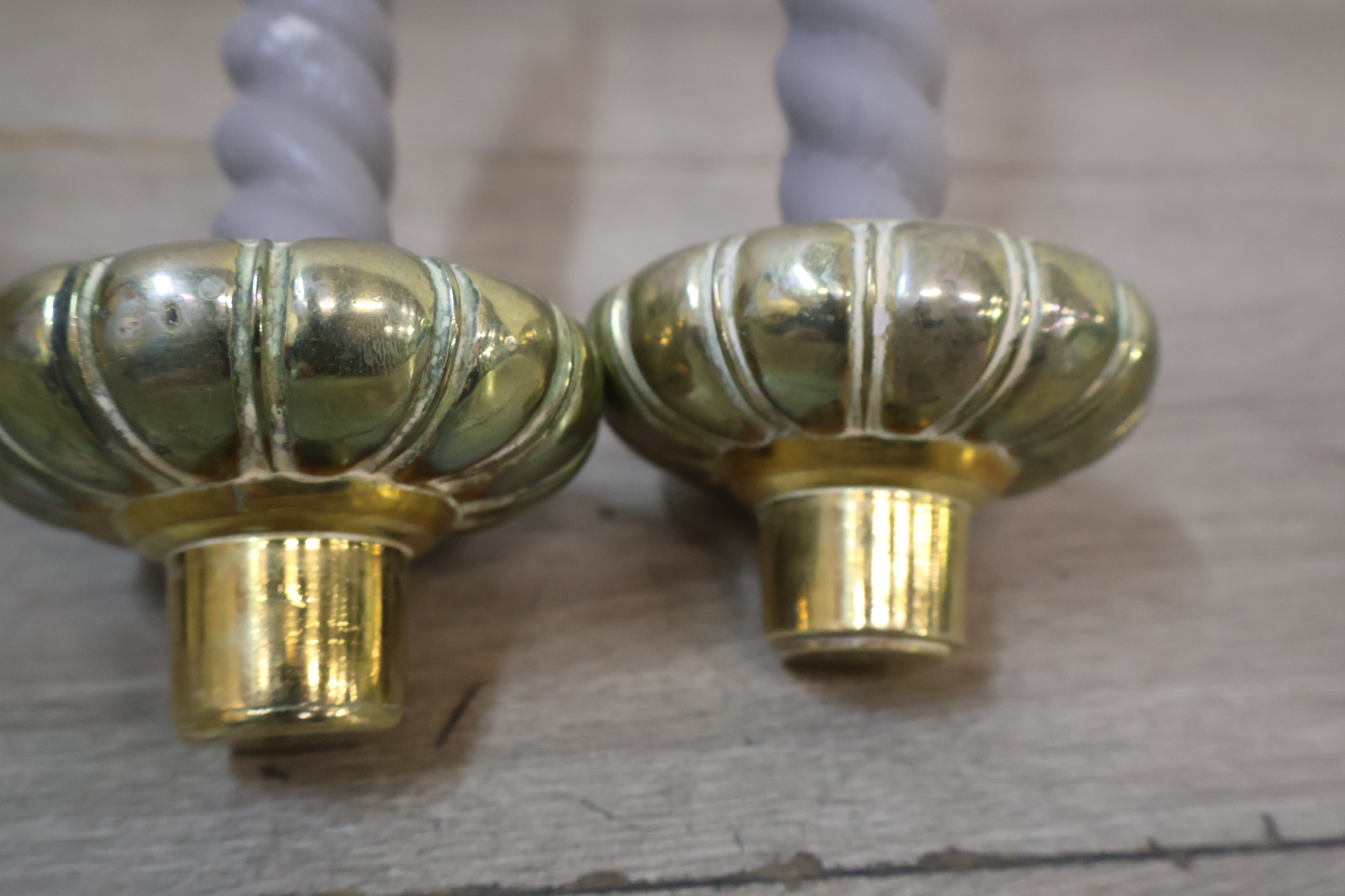 Set koperen kandelaars met grijze spiraalkaarsen – foto 14 – kavel bij GSD Auctions, Zoeterwoude