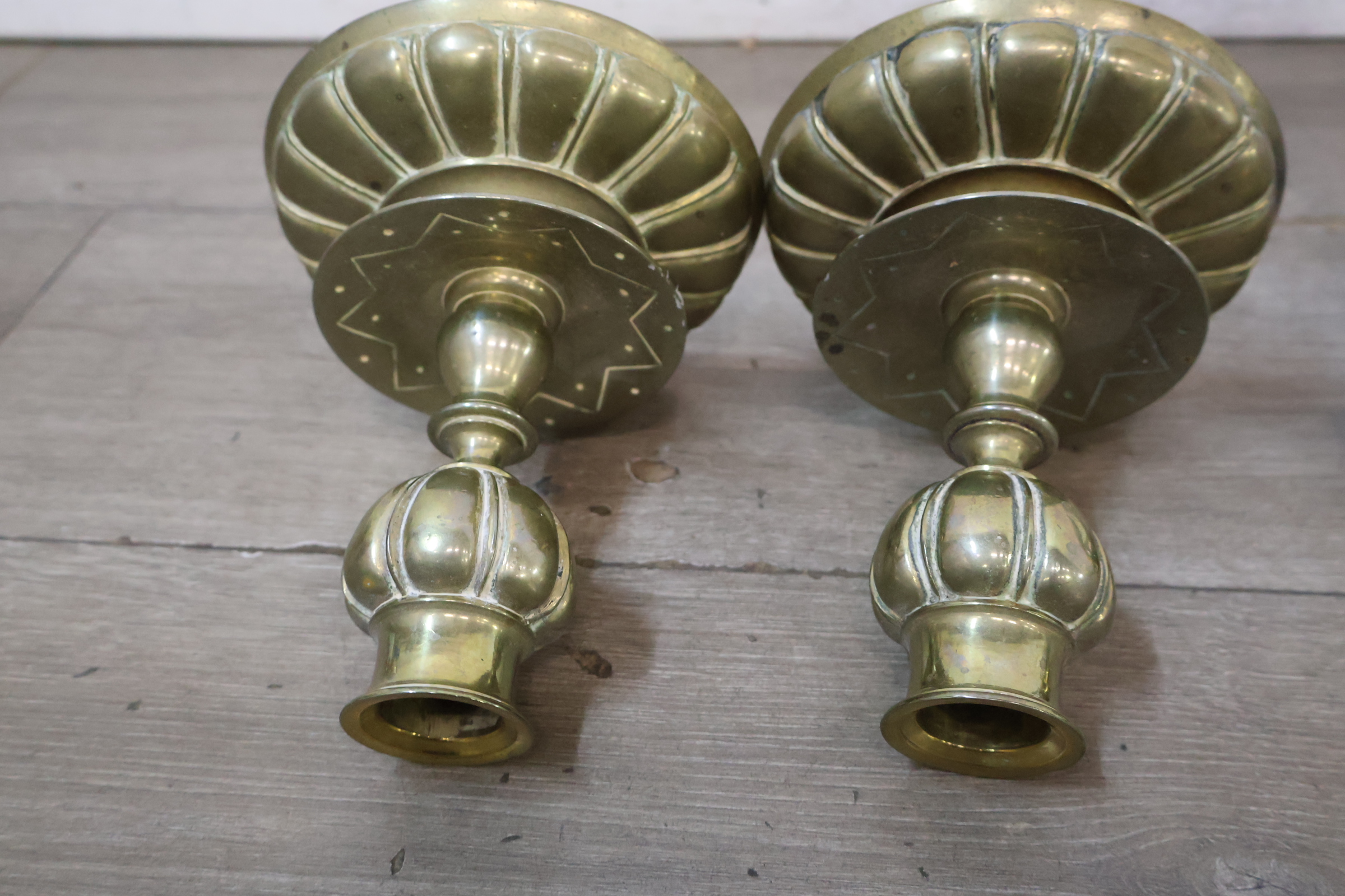 Set koperen kandelaars met grijze spiraalkaarsen – foto 15 – kavel bij GSD Auctions, Zoeterwoude