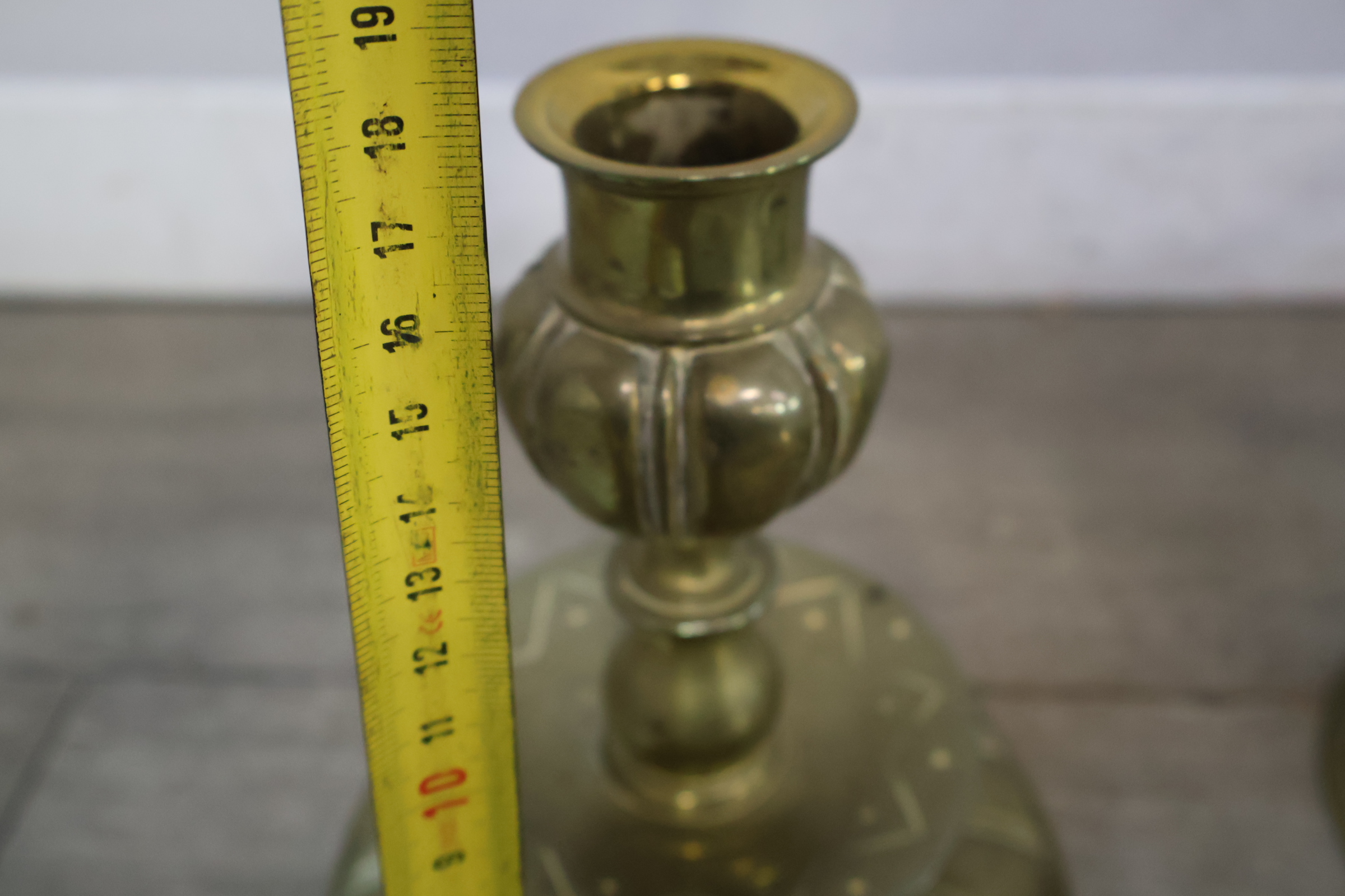 Set koperen kandelaars met grijze spiraalkaarsen – foto 17 – kavel bij GSD Auctions, Zoeterwoude