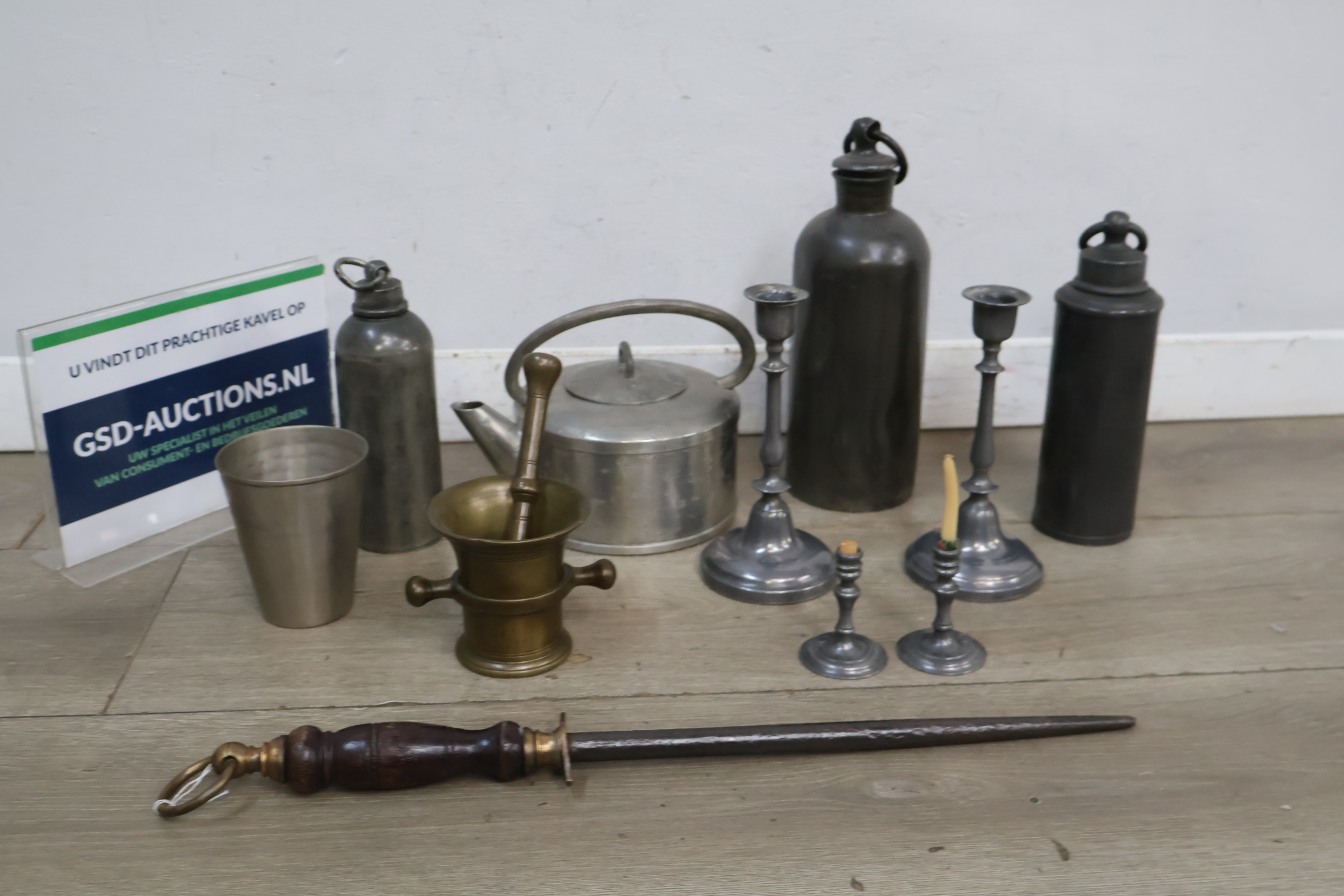 Messing vijzel met stamper en metalen kandelaars en ander gerei – foto 2 – kavel bij GSD Auctions, Zoeterwoude
