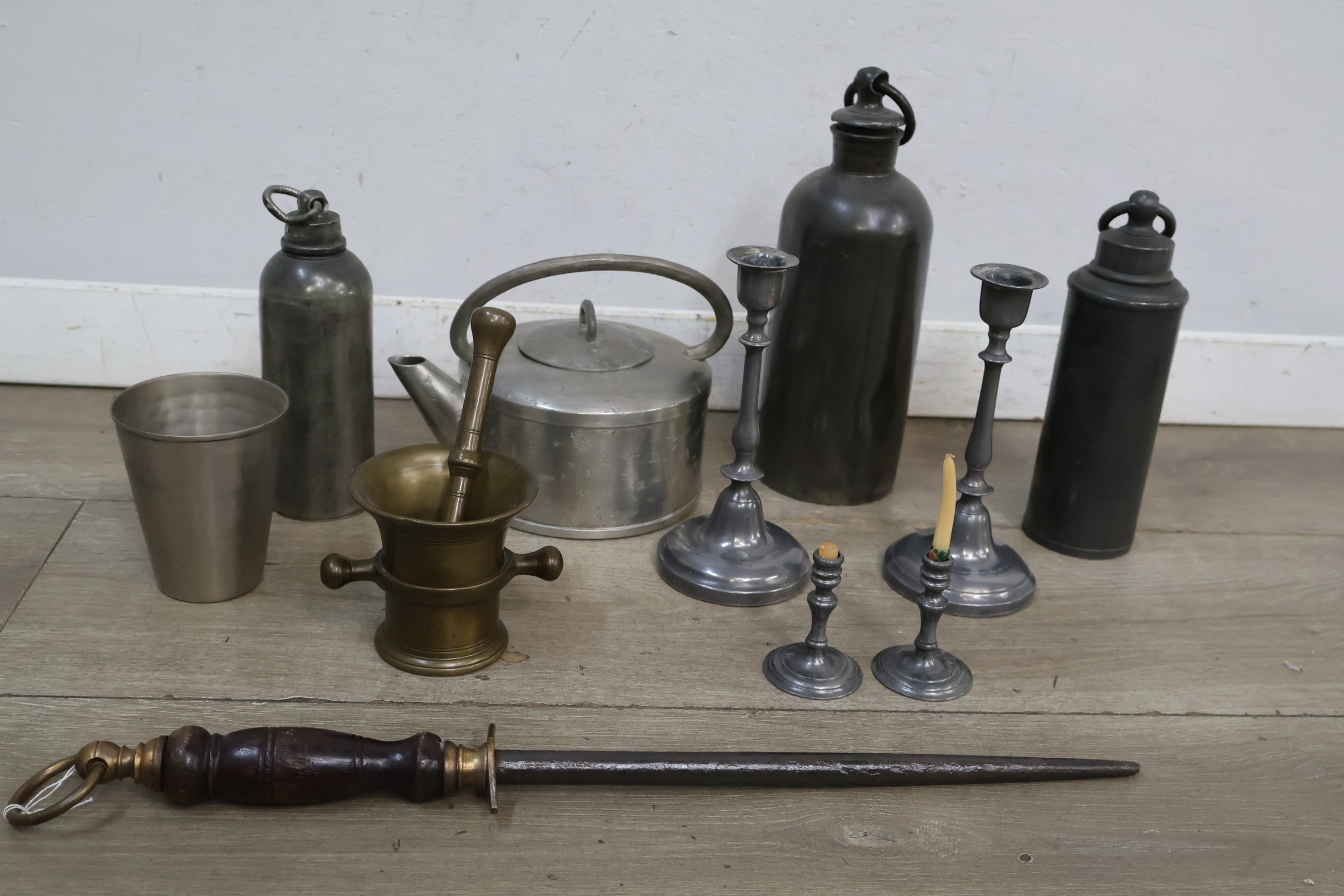 Messing vijzel met stamper en metalen kandelaars en ander gerei – foto 3 – kavel bij GSD Auctions, Zoeterwoude