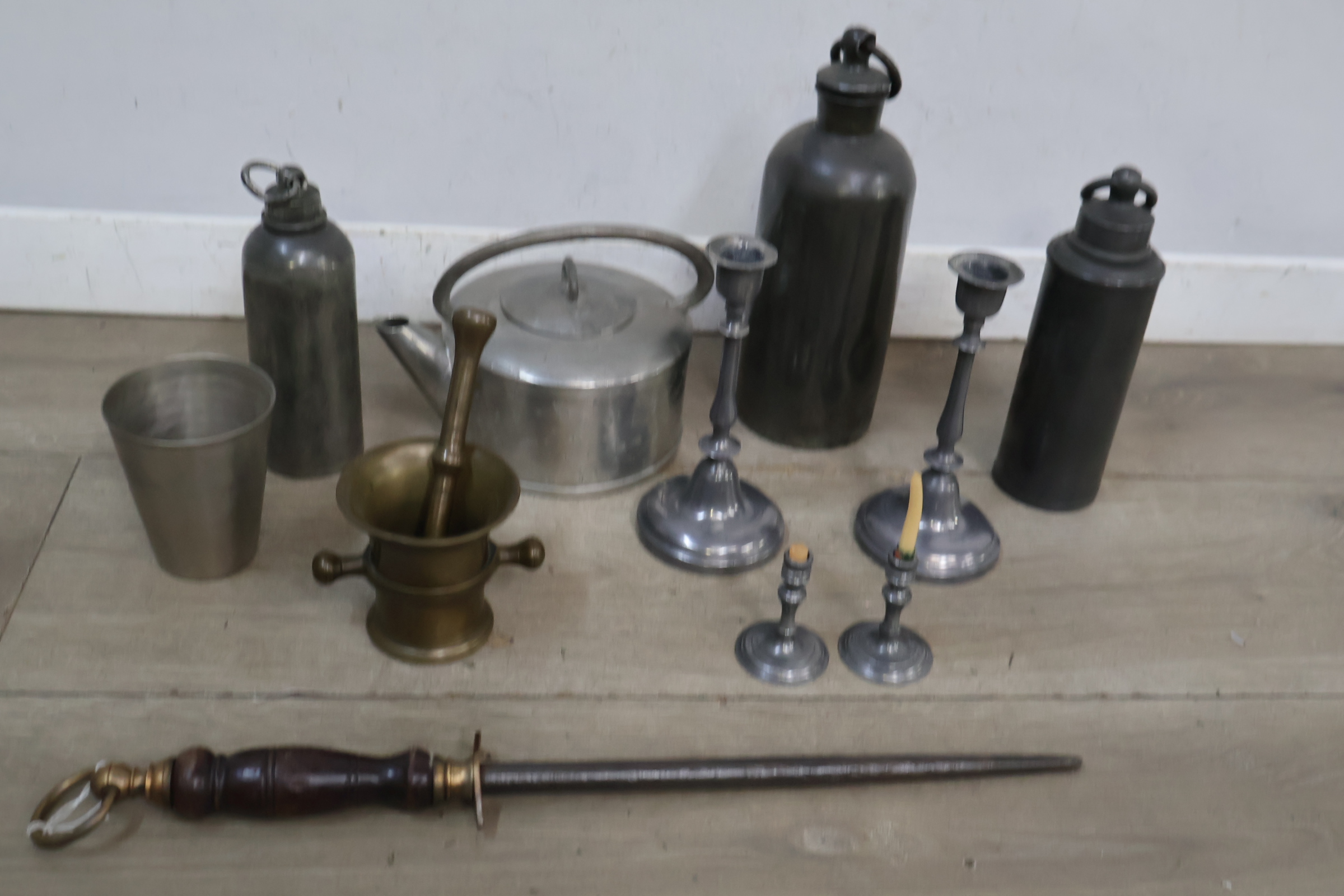 Messing vijzel met stamper en metalen kandelaars en ander gerei – foto 4 – kavel bij GSD Auctions, Zoeterwoude