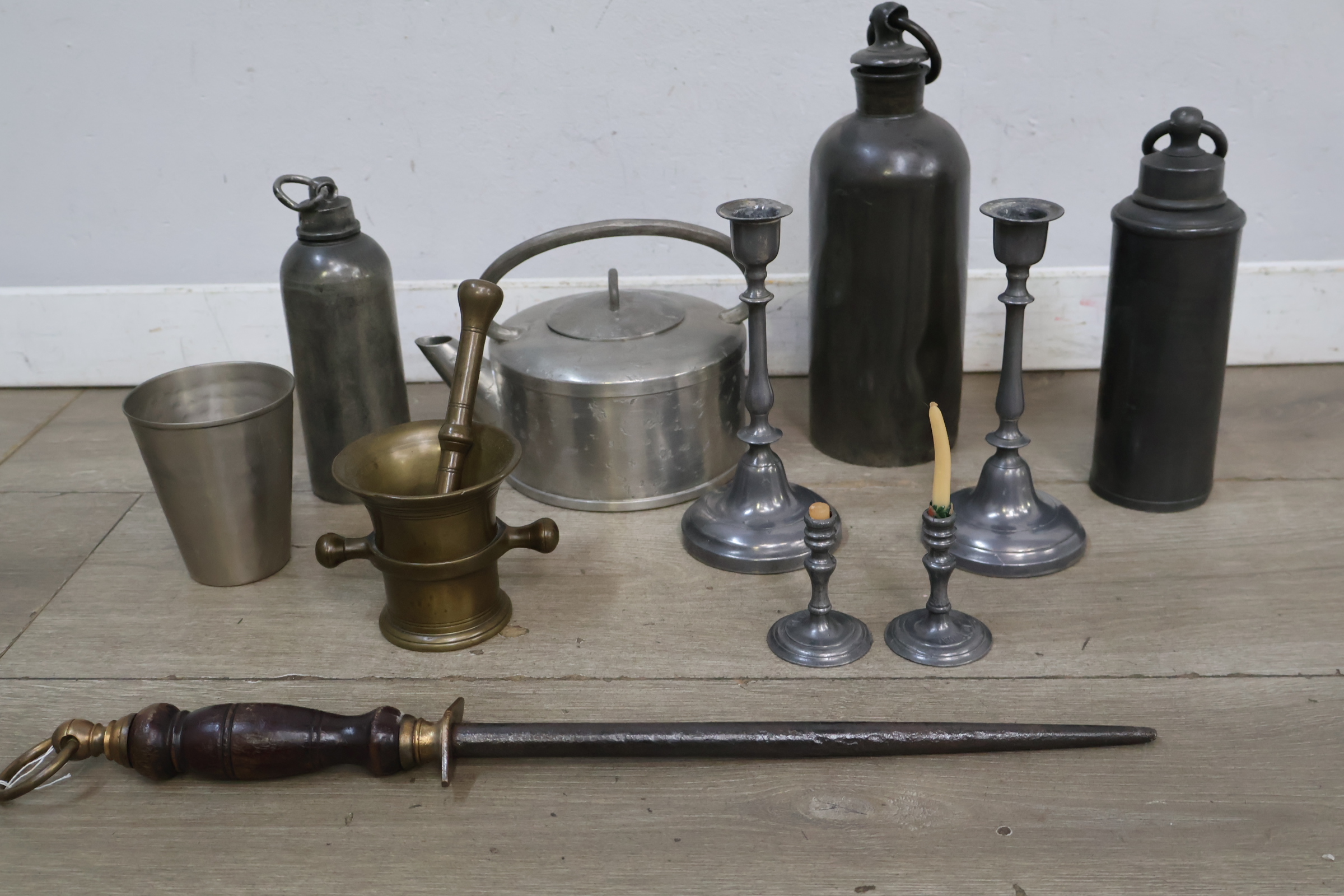 Messing vijzel met stamper en metalen kandelaars en ander gerei – foto 5 – kavel bij GSD Auctions, Zoeterwoude