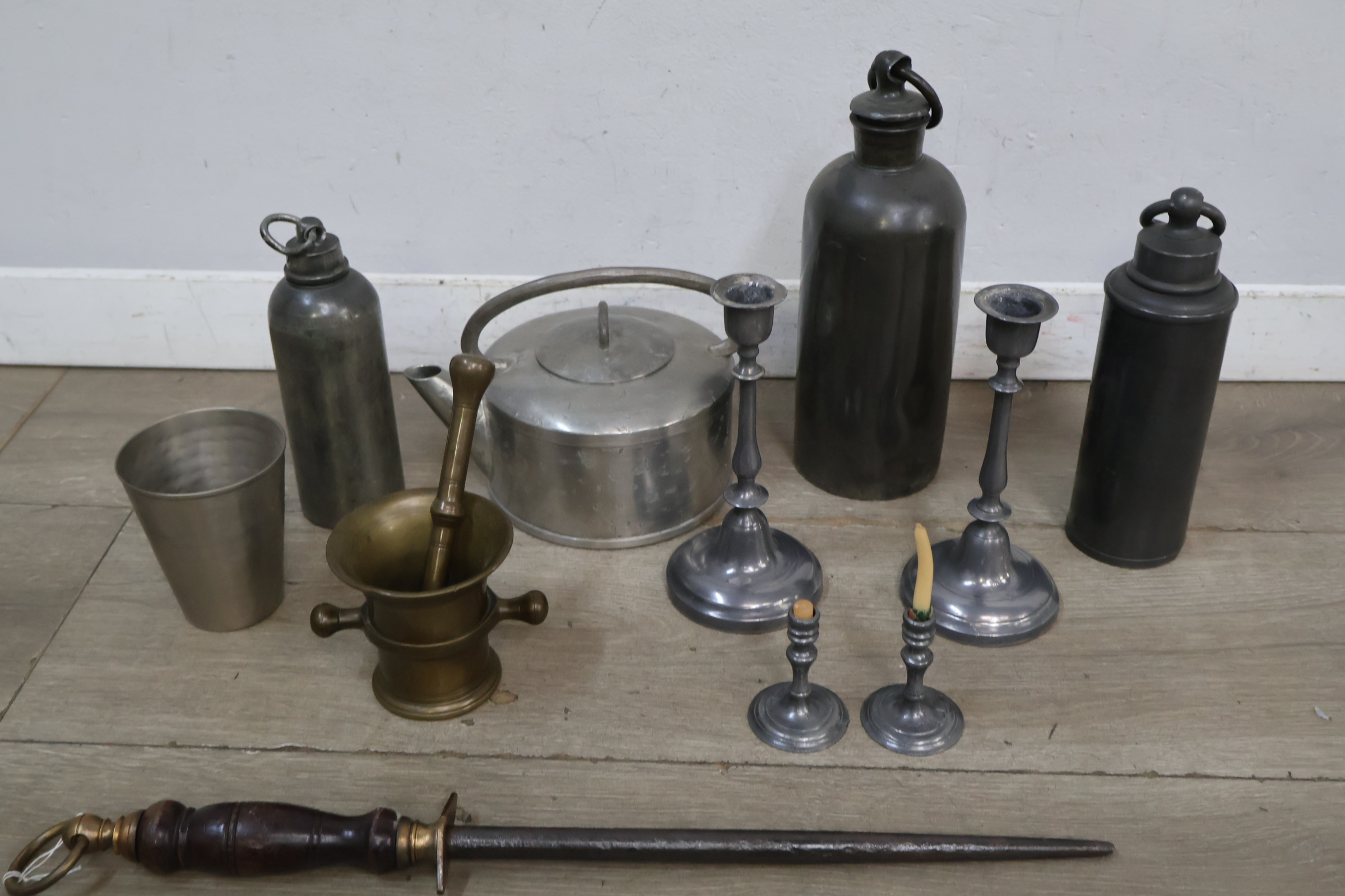 Messing vijzel met stamper en metalen kandelaars en ander gerei – foto 6 – kavel bij GSD Auctions, Zoeterwoude