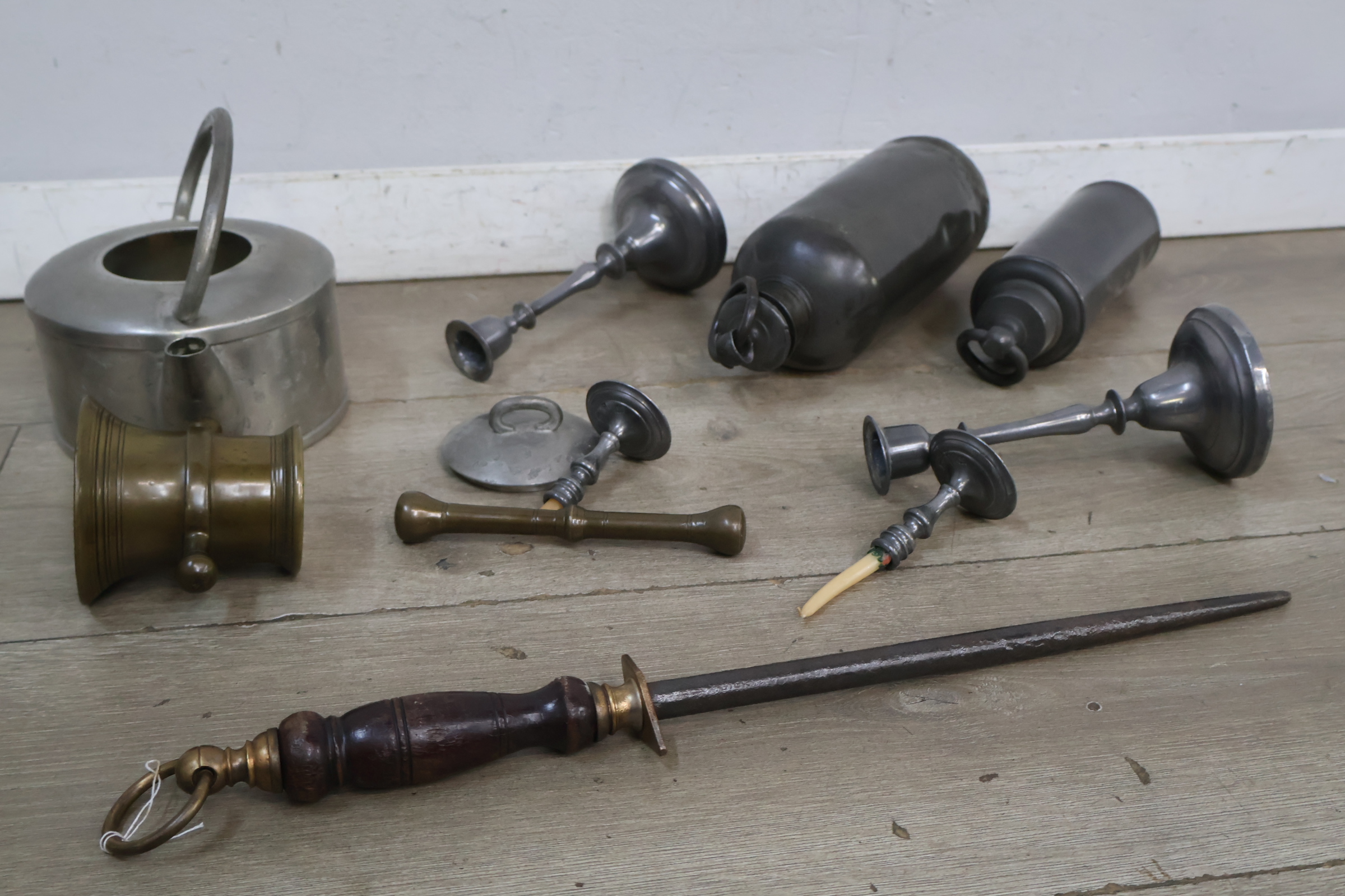 Messing vijzel met stamper en metalen kandelaars en ander gerei – foto 7 – kavel bij GSD Auctions, Zoeterwoude