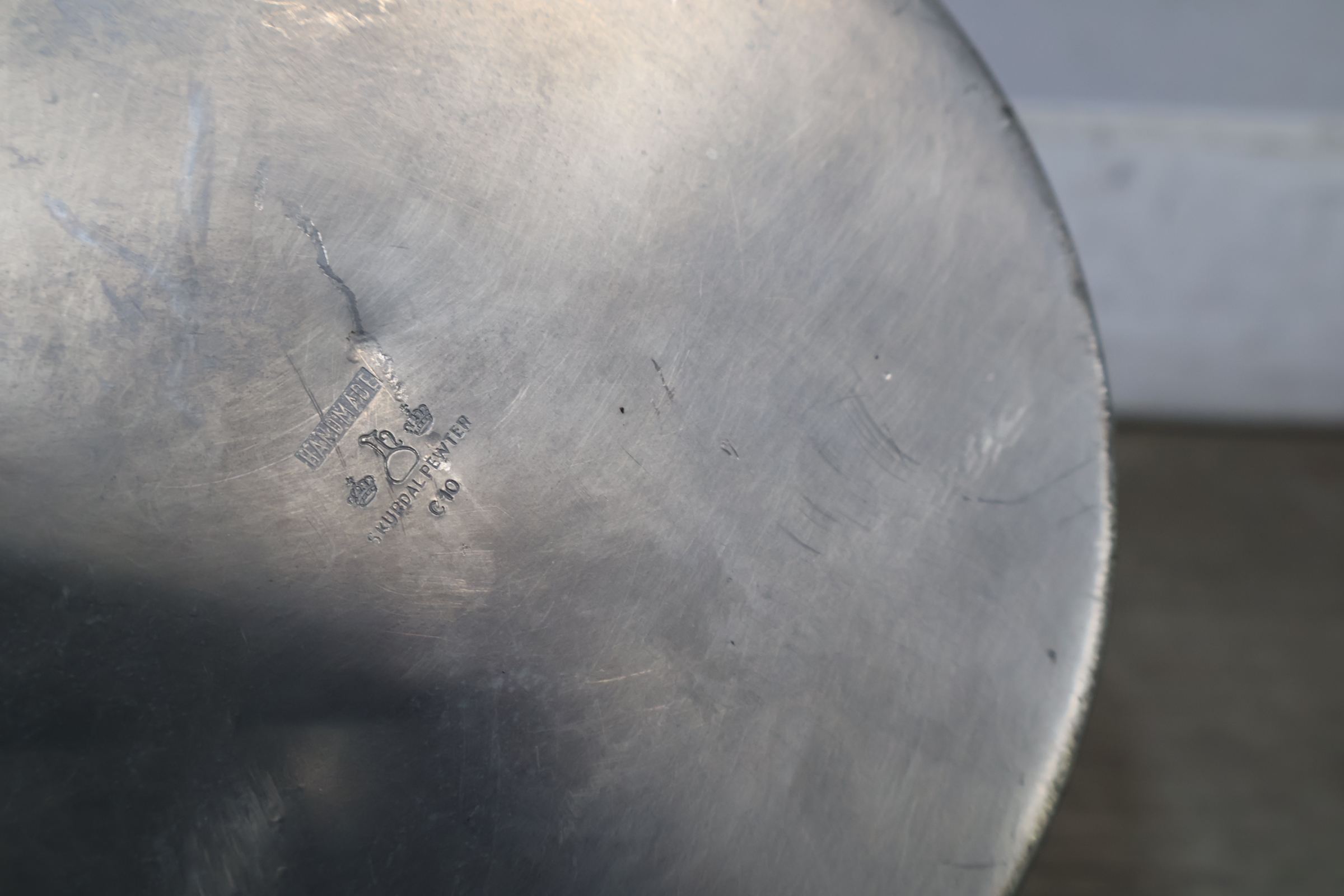 Messing vijzel met stamper en metalen kandelaars en ander gerei – foto 8 – kavel bij GSD Auctions, Zoeterwoude