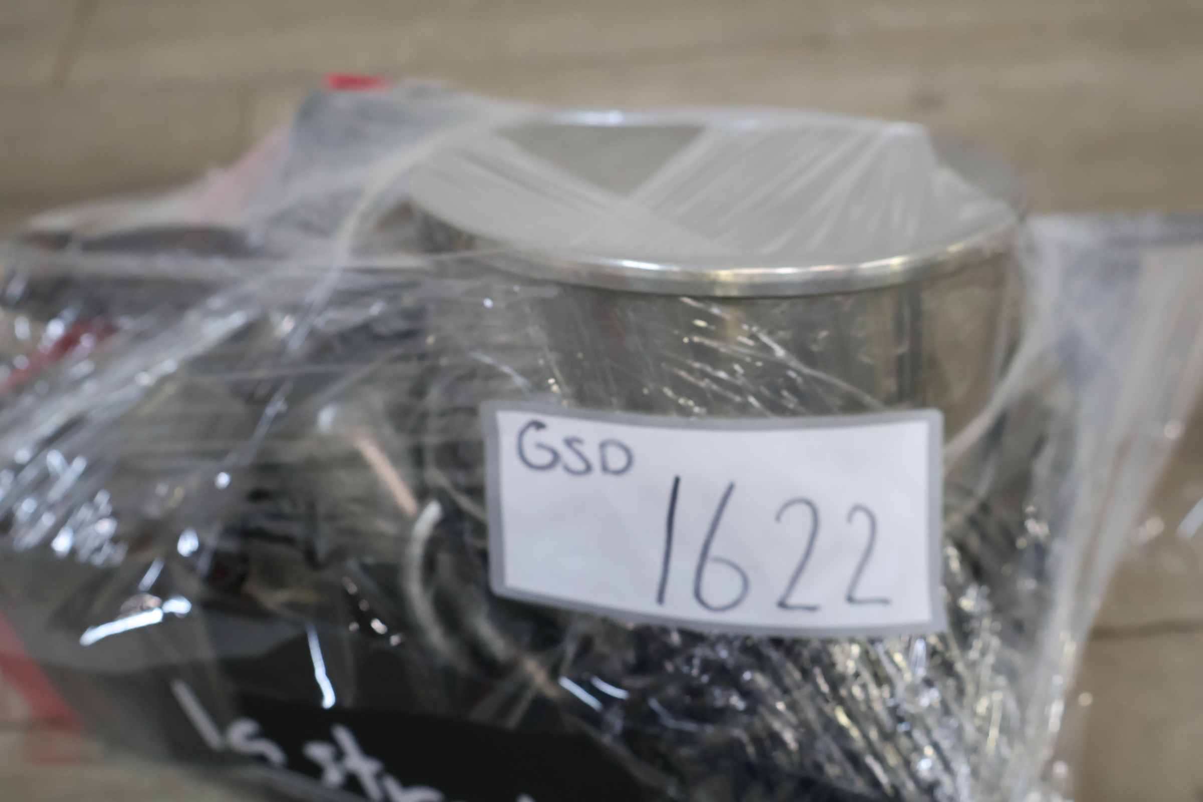 Messing vijzel met stamper en metalen kandelaars en ander gerei – foto 12 – kavel bij GSD Auctions, Zoeterwoude