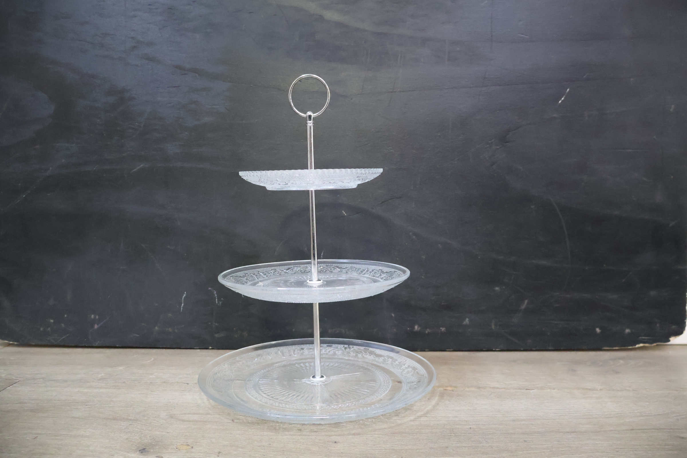 3-laags glas etagère – foto 4 – kavel bij GSD Auctions, Zoeterwoude