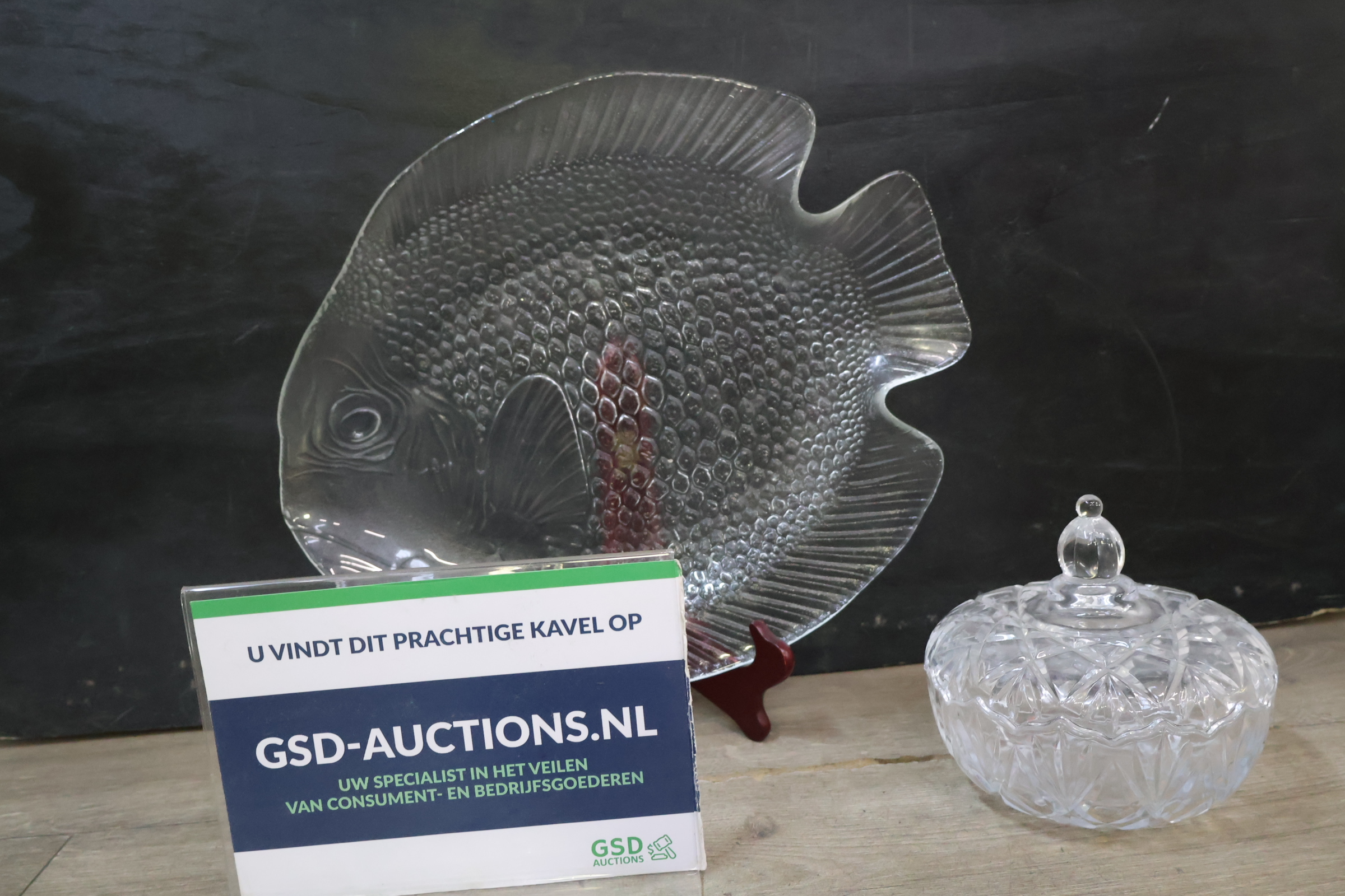 Kristallen visvormige schaal en bonbonnière – foto 2 – kavel bij GSD Auctions, Zoeterwoude