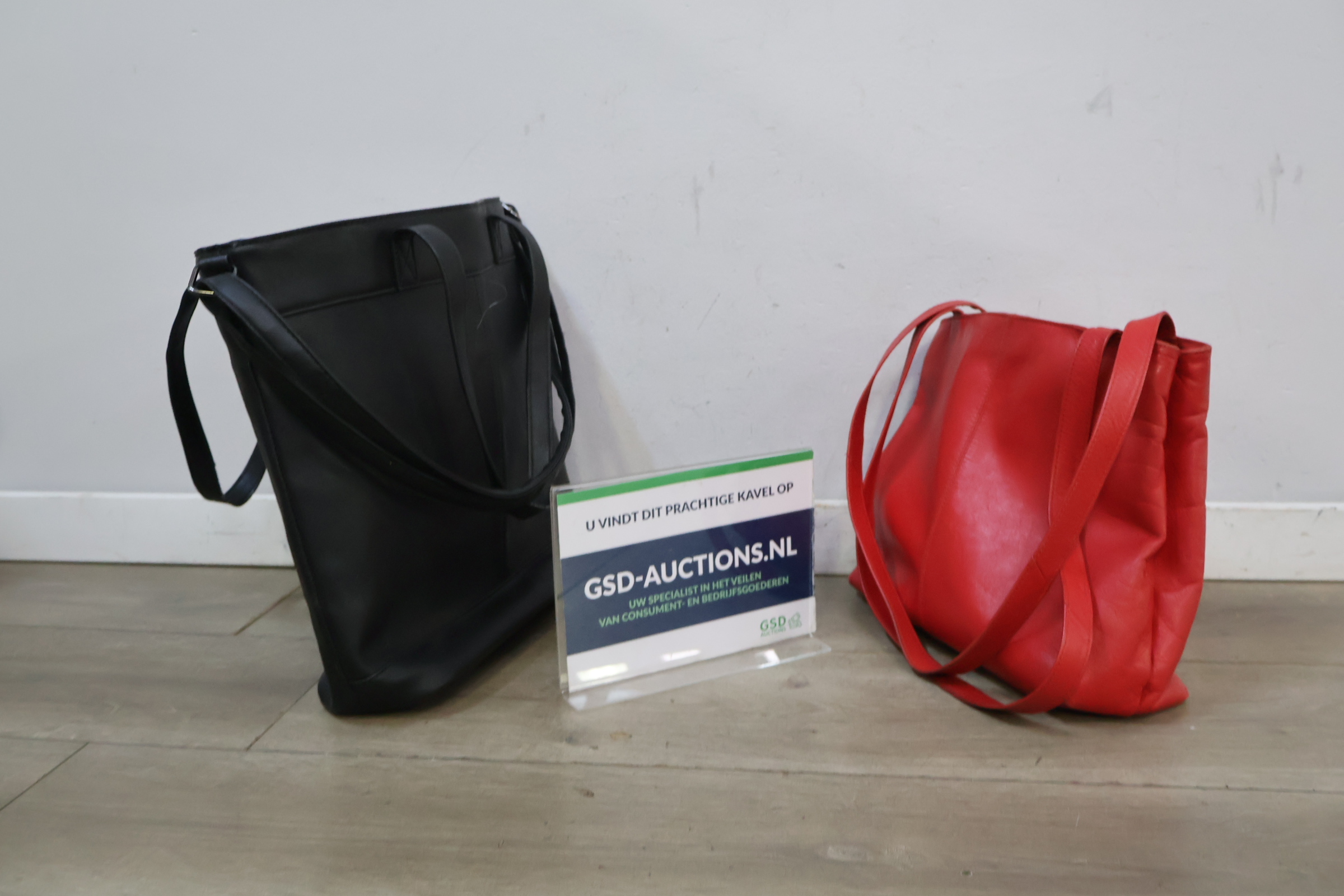 Set van twee dames handtassen zwart en rood – foto 2 – kavel bij GSD Auctions, Zoeterwoude