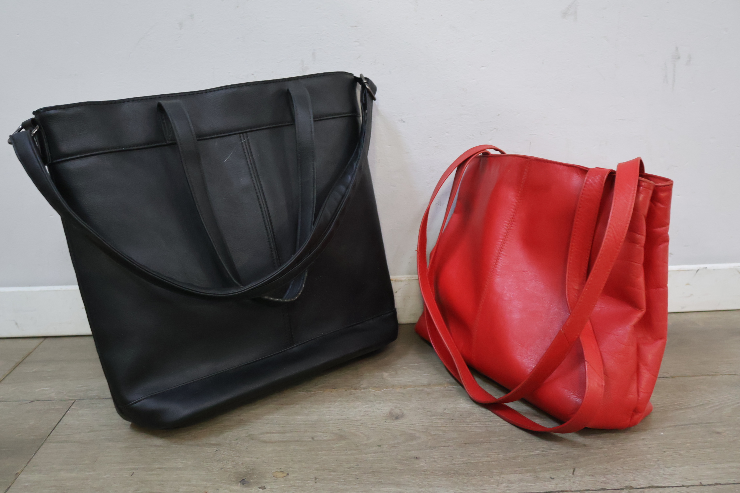 Set van twee dames handtassen zwart en rood – foto 3 – kavel bij GSD Auctions, Zoeterwoude