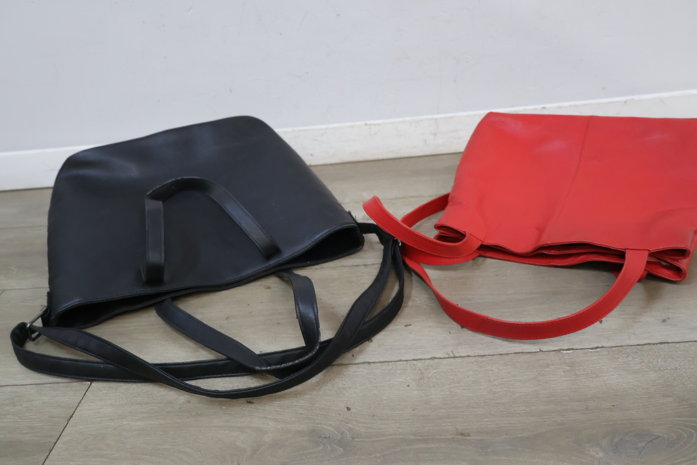 Set van twee dames handtassen zwart en rood – foto 4 – kavel bij GSD Auctions, Zoeterwoude