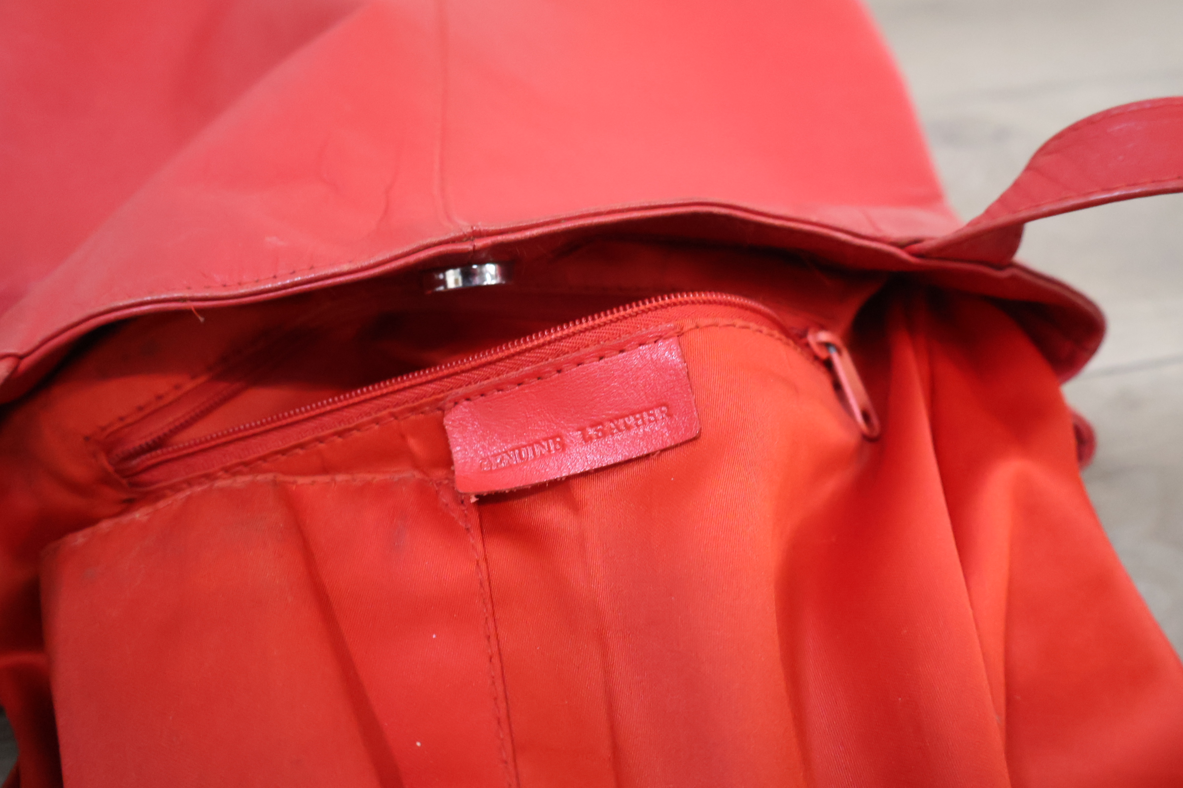 Set van twee dames handtassen zwart en rood – foto 5 – kavel bij GSD Auctions, Zoeterwoude