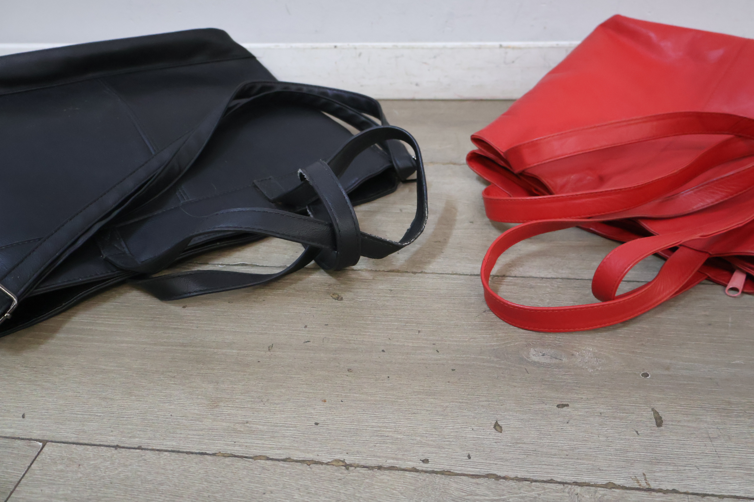 Set van twee dames handtassen zwart en rood – foto 8 – kavel bij GSD Auctions, Zoeterwoude