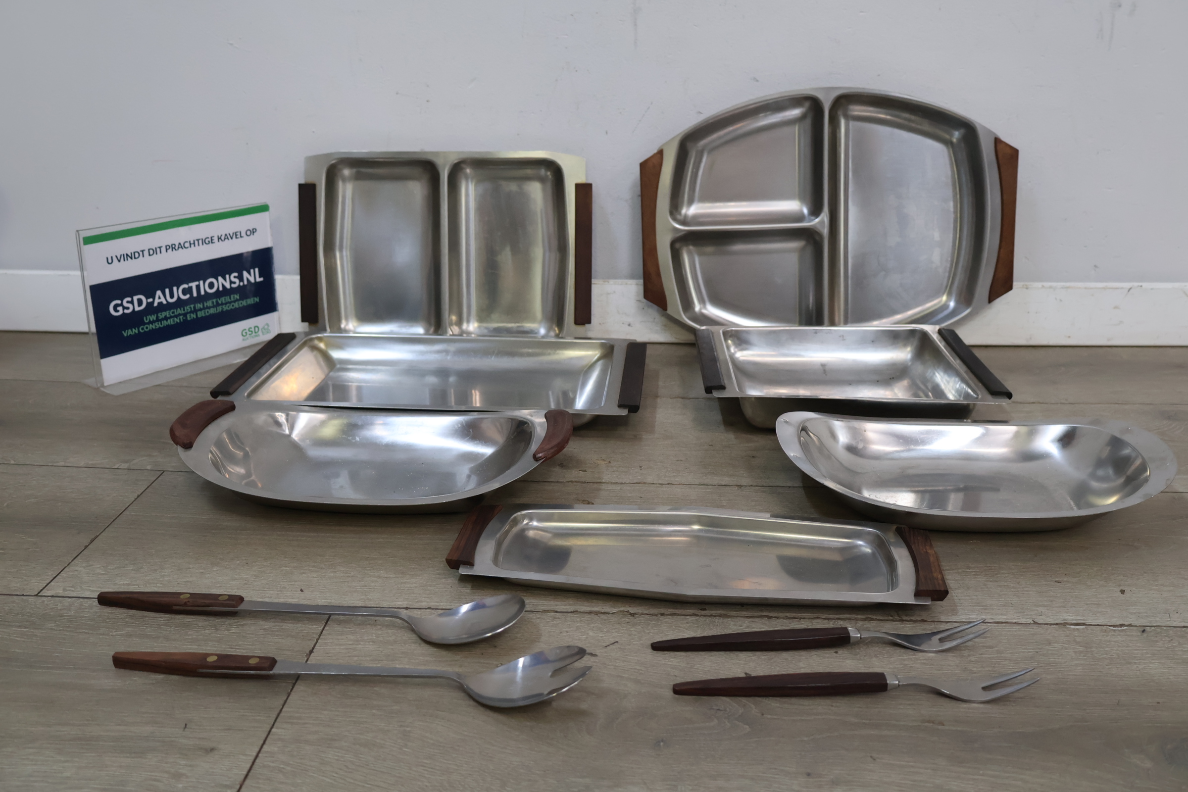 Set roestvrijstalen serveerschalen met houten handgrepen en bestek – foto 2 – kavel bij GSD Auctions, Zoeterwoude