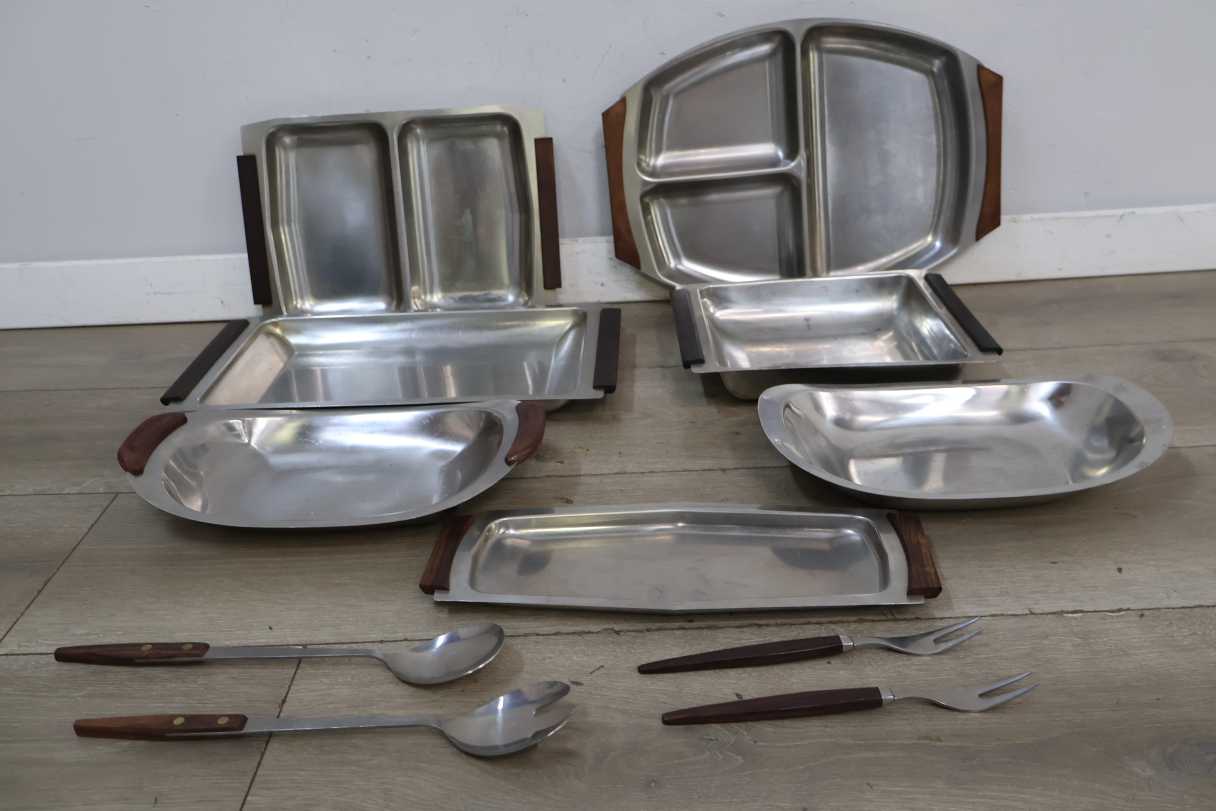 Set roestvrijstalen serveerschalen met houten handgrepen en bestek – foto 3 – kavel bij GSD Auctions, Zoeterwoude