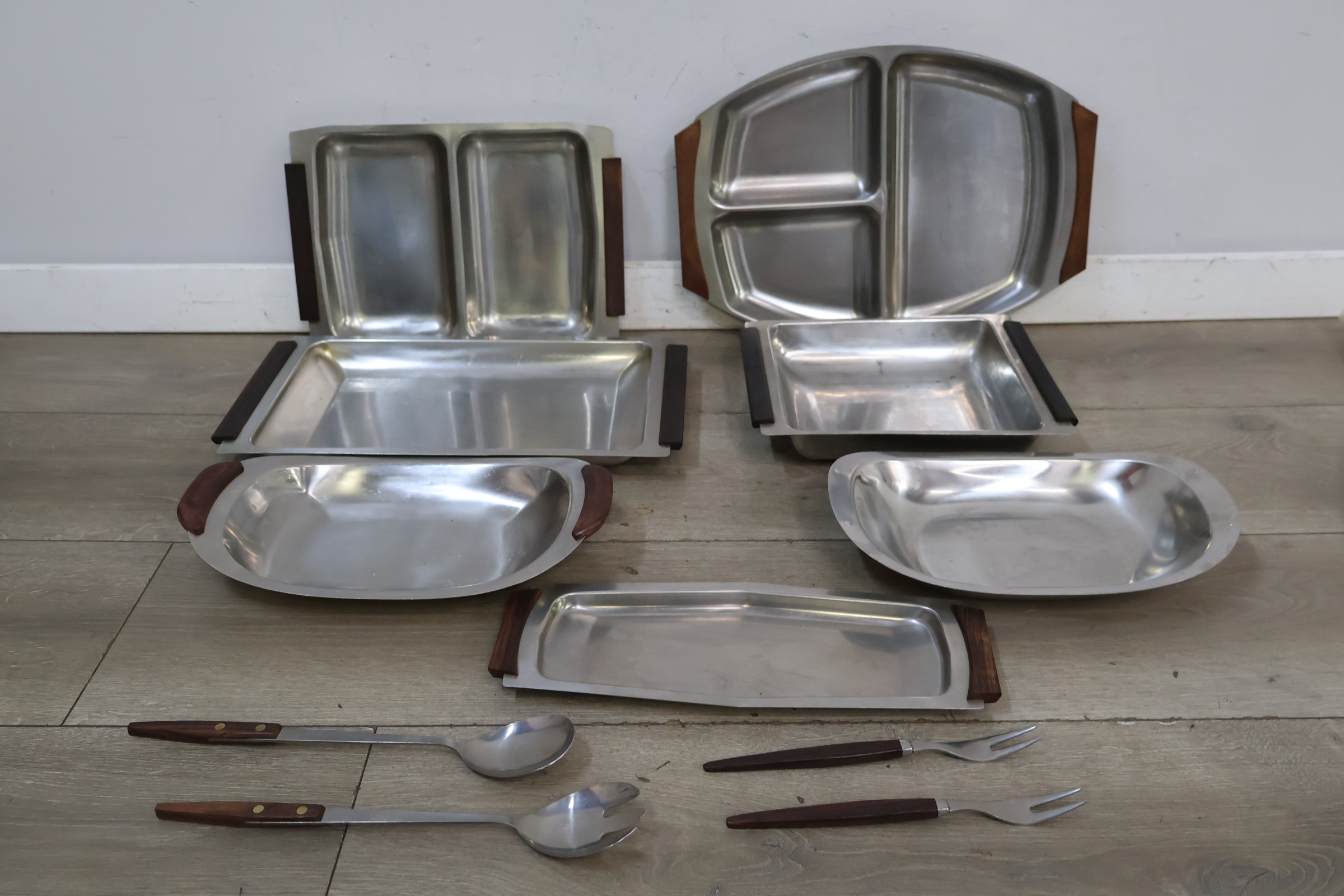 Set roestvrijstalen serveerschalen met houten handgrepen en bestek – foto 4 – kavel bij GSD Auctions, Zoeterwoude