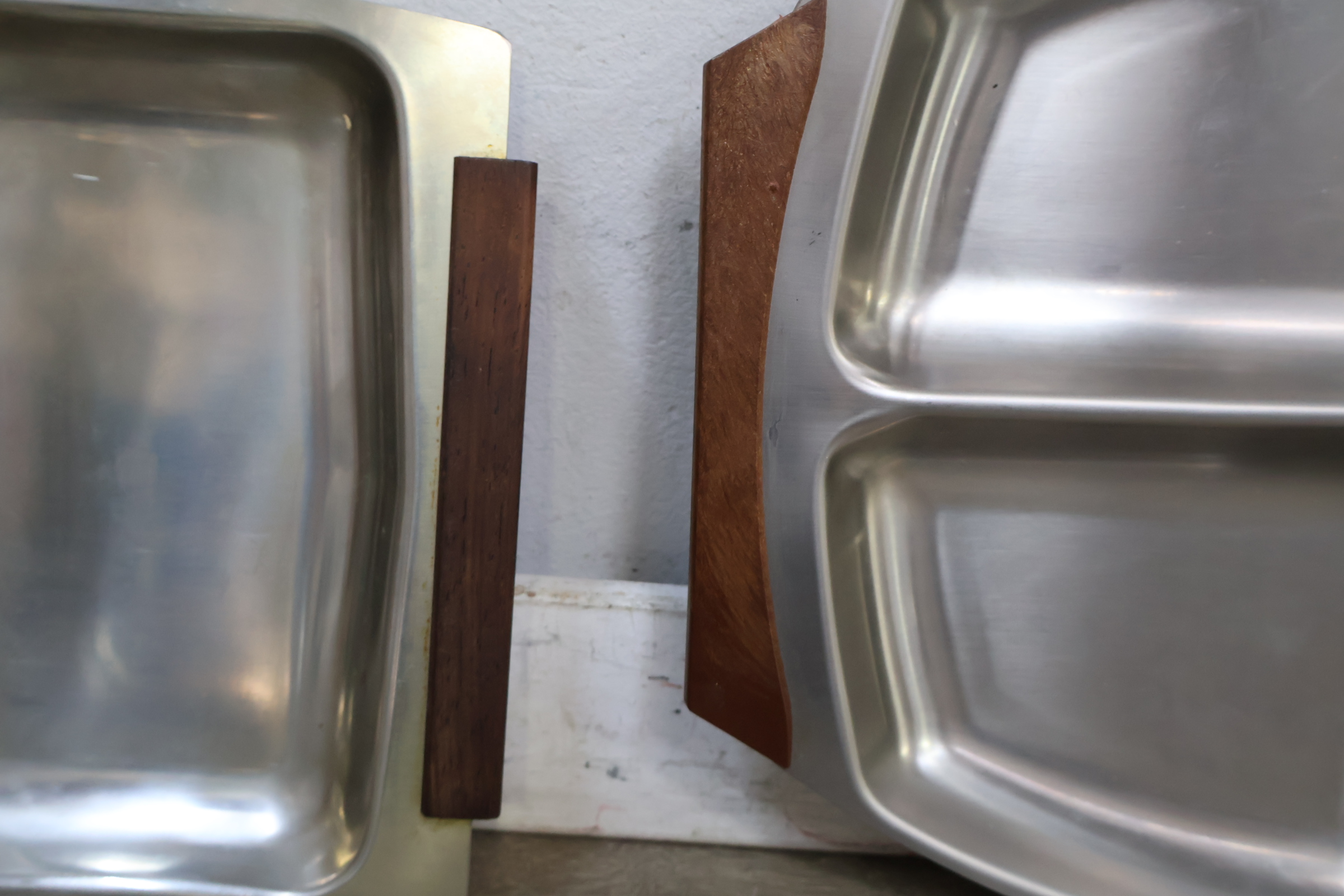 Set roestvrijstalen serveerschalen met houten handgrepen en bestek – foto 9 – kavel bij GSD Auctions, Zoeterwoude