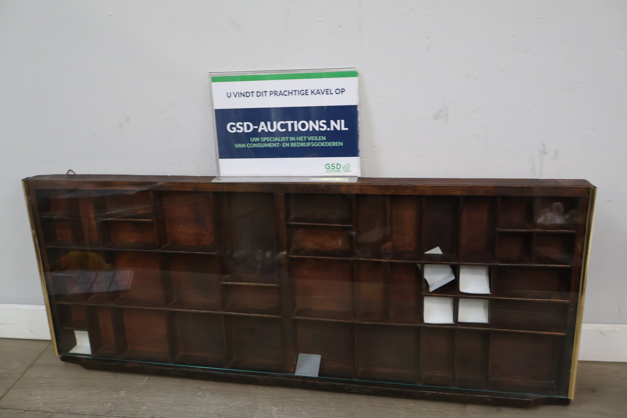 Houten letterbak met glazen voorzijde – foto 2 – kavel bij GSD Auctions, Zoeterwoude