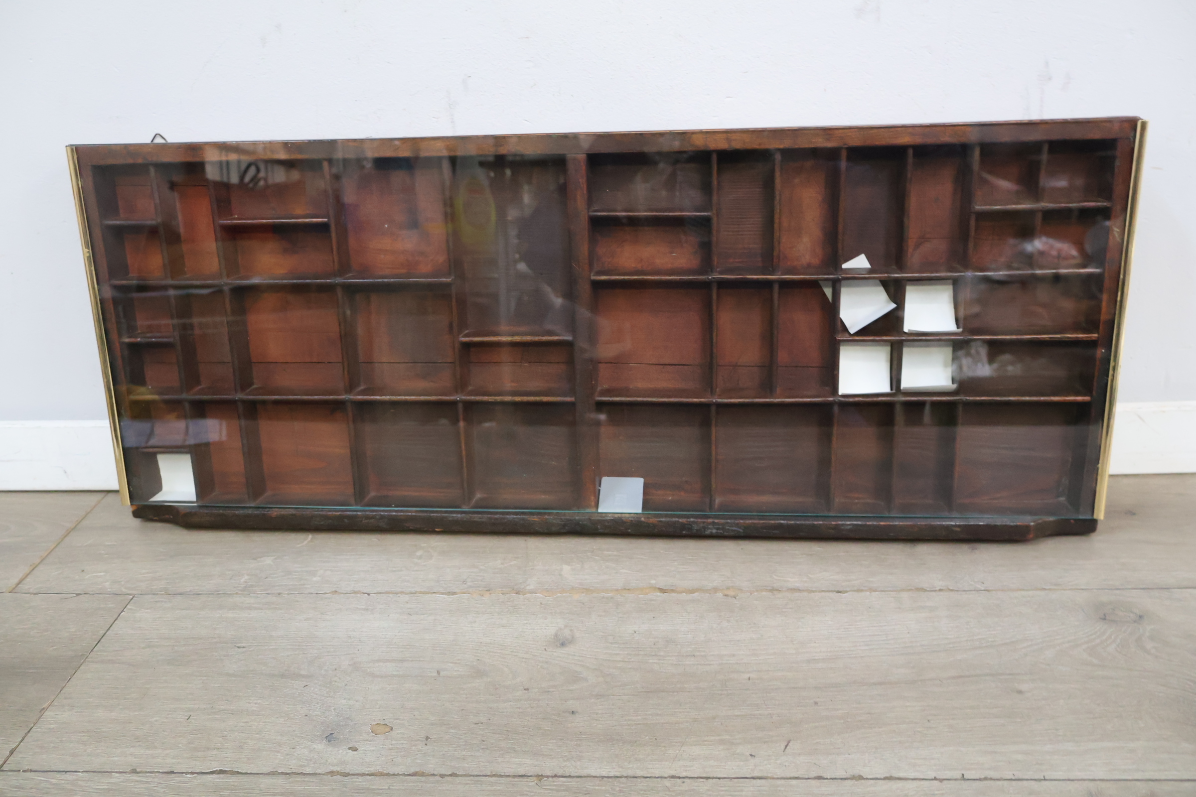Houten letterbak met glazen voorzijde – foto 3 – kavel bij GSD Auctions, Zoeterwoude