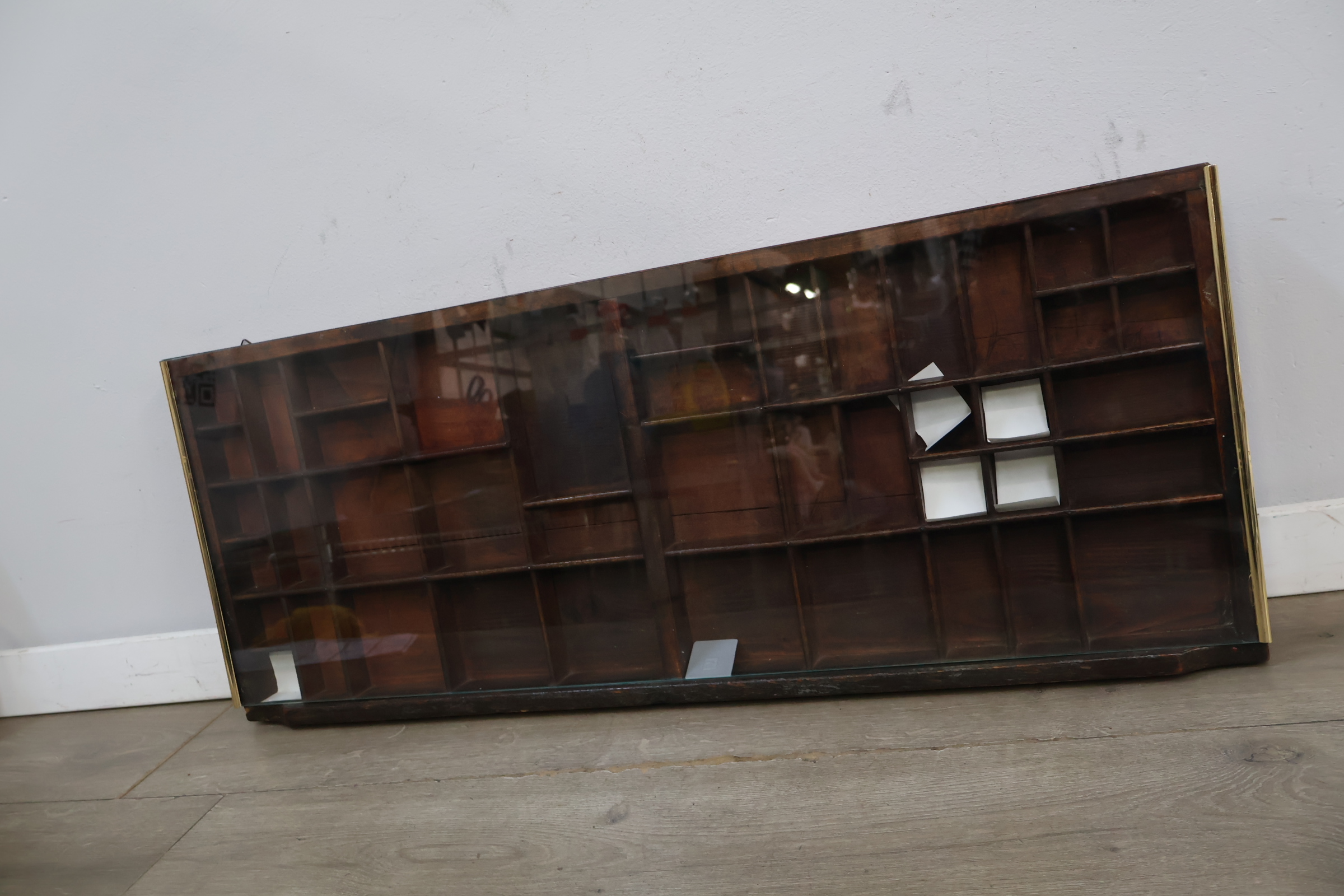 Houten letterbak met glazen voorzijde – foto 4 – kavel bij GSD Auctions, Zoeterwoude